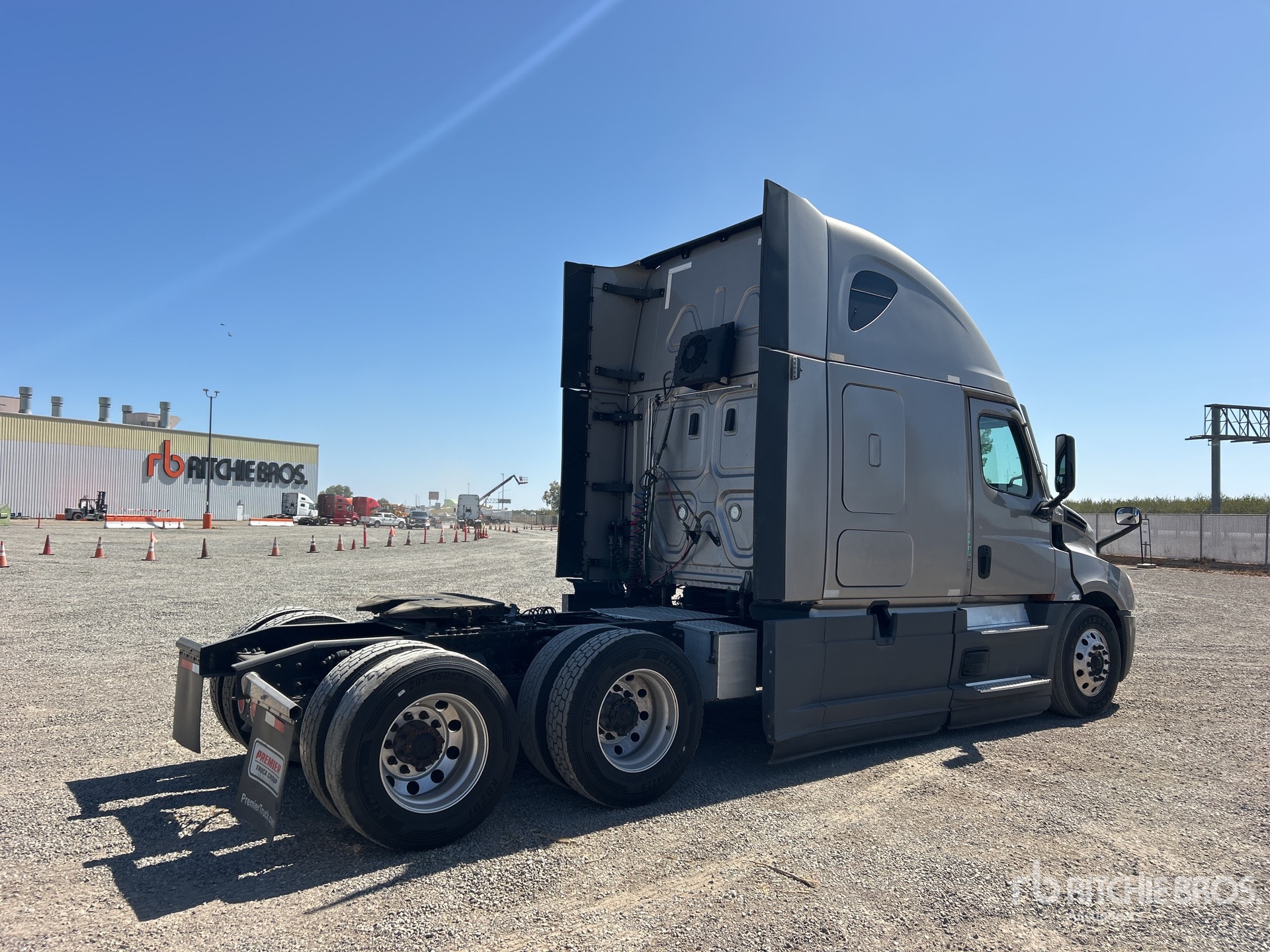2021 Freightliner CASCADIA 126