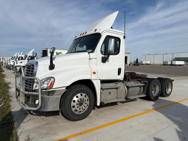 2016 Freightliner Cascadia 6x4 T/A Day Cab Truck Tractor (Inoperable)