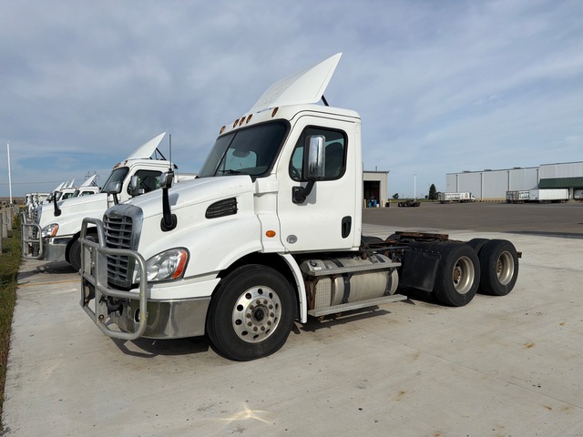 2016 Freightliner Cascadia 113 6x4 T/A Day Cab Truck Tractor