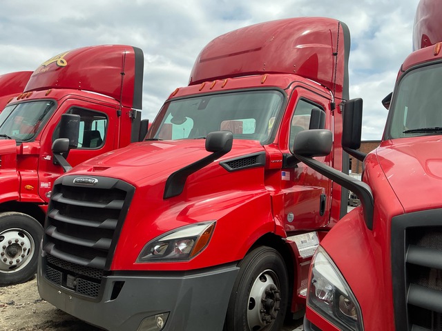 2020 Freightliner CA113 4x2 S/A Day Cab Truck Tractor