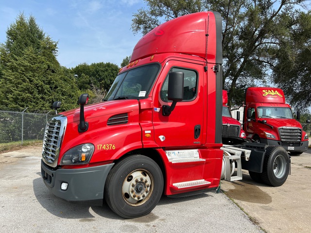 2017 Freightliner Cascadia 113 4x2 S/A Day Cab Truck Tractor