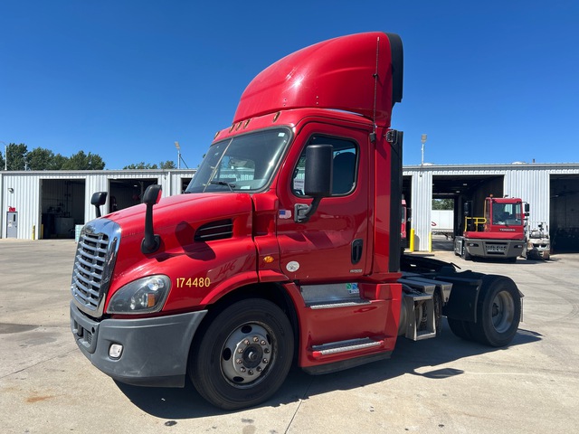 2017 Freightliner Cascadia 113 4x2 S/A Day Cab Truck Tractor