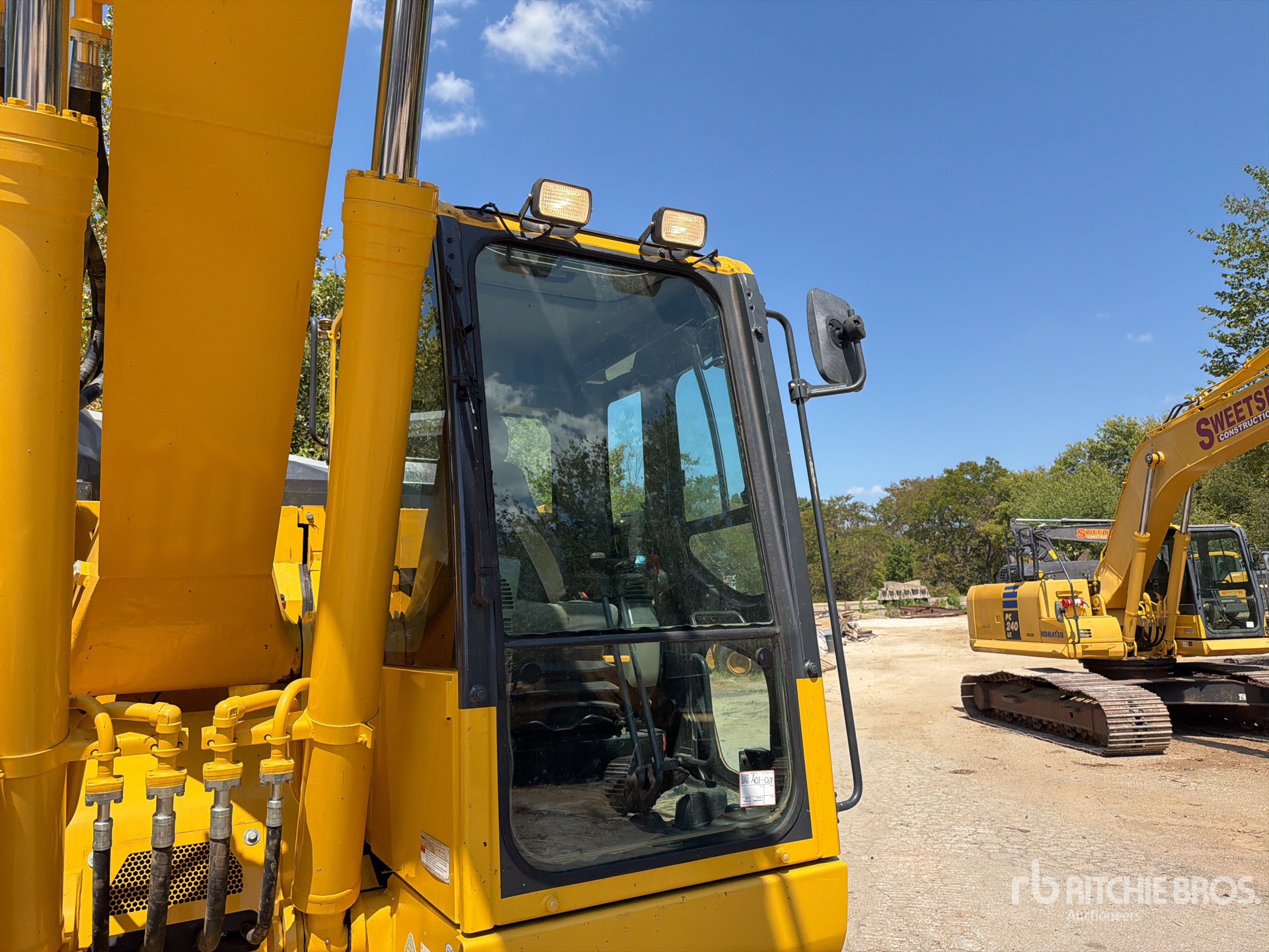 2021 Komatsu PC238USLC-11