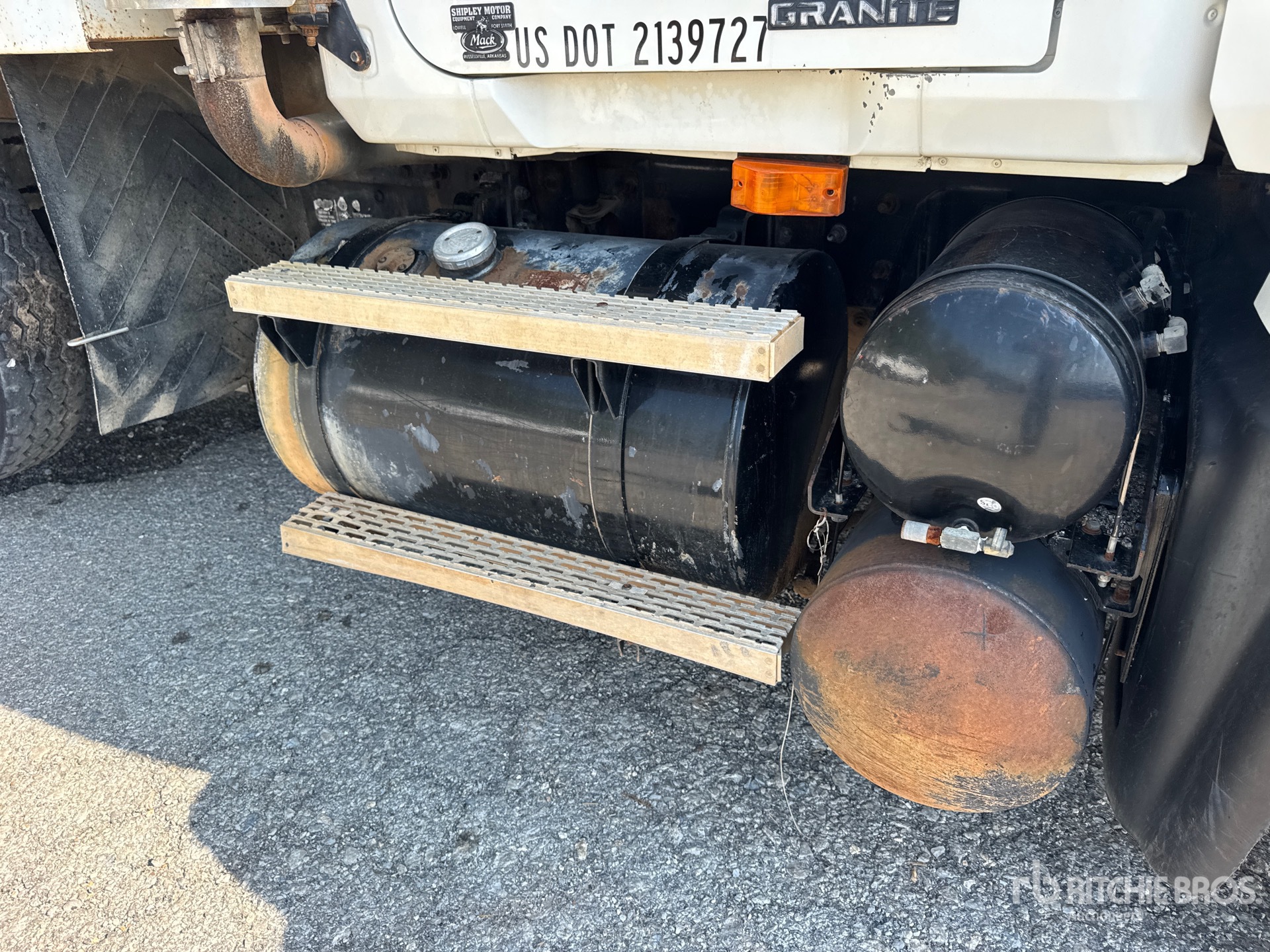 2004 Mack CV713