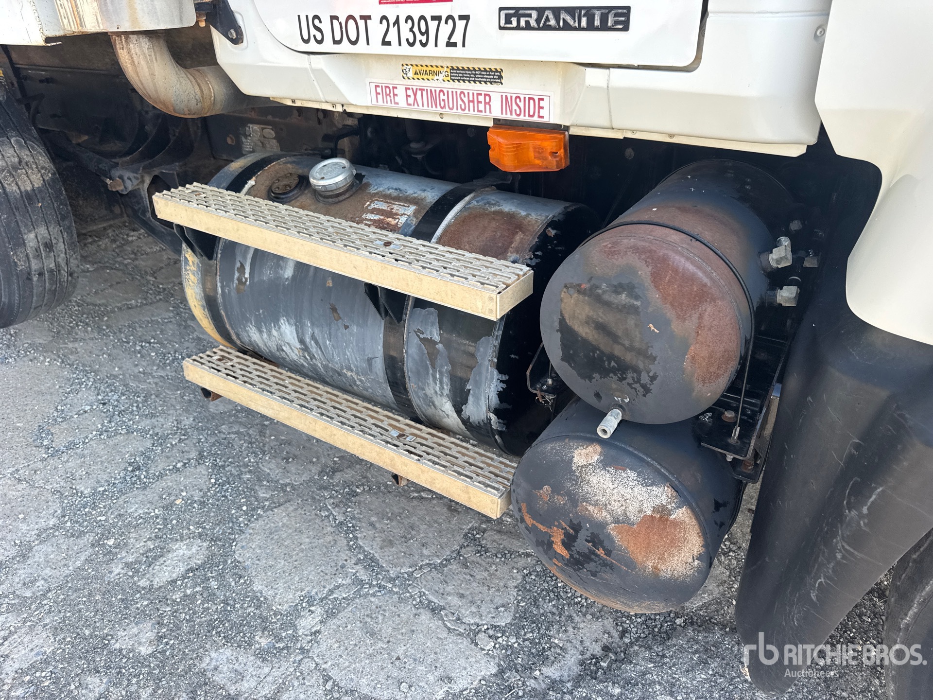 2004 Mack CV713