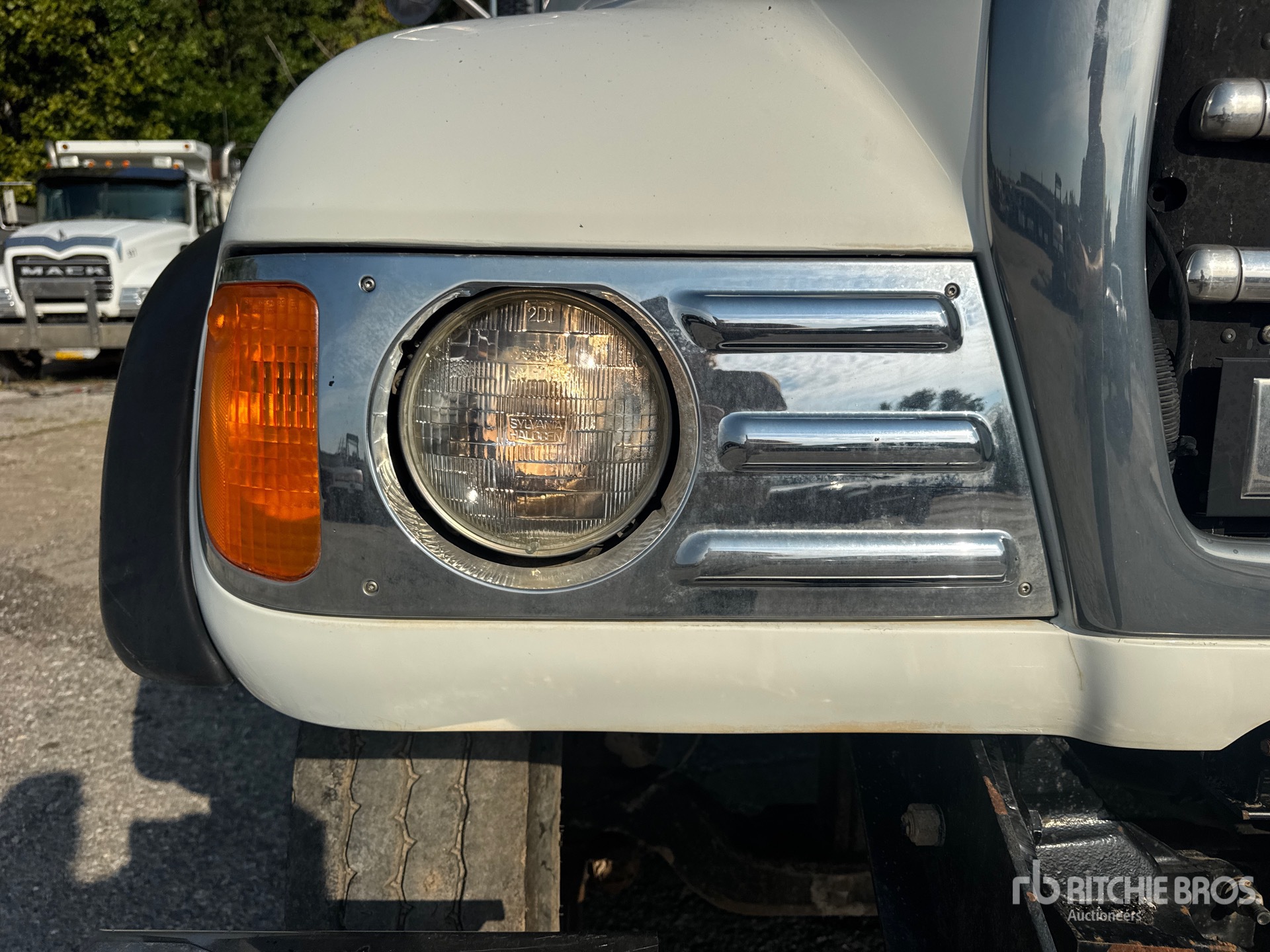 2004 Mack CV713