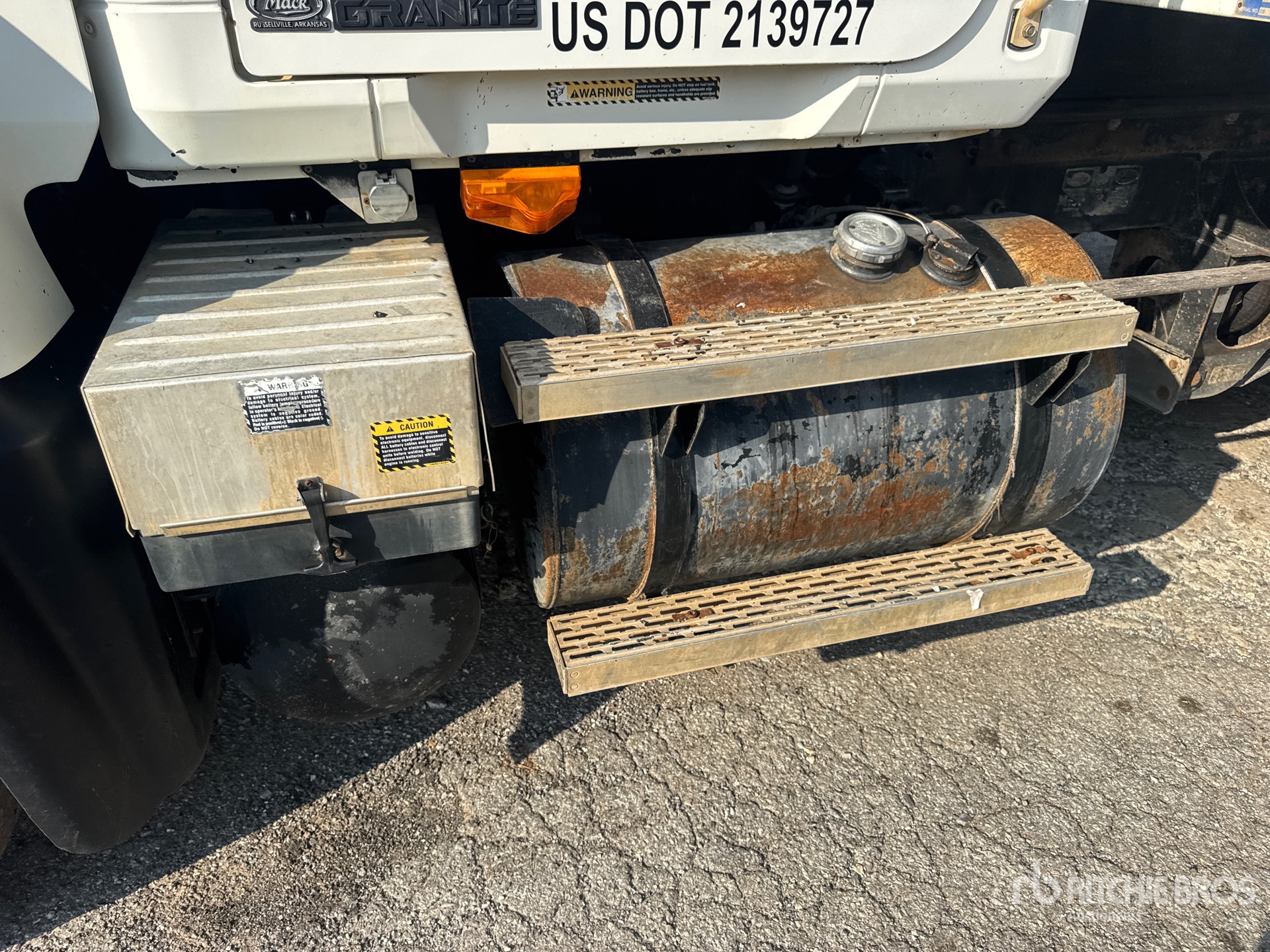 2004 Mack CV713