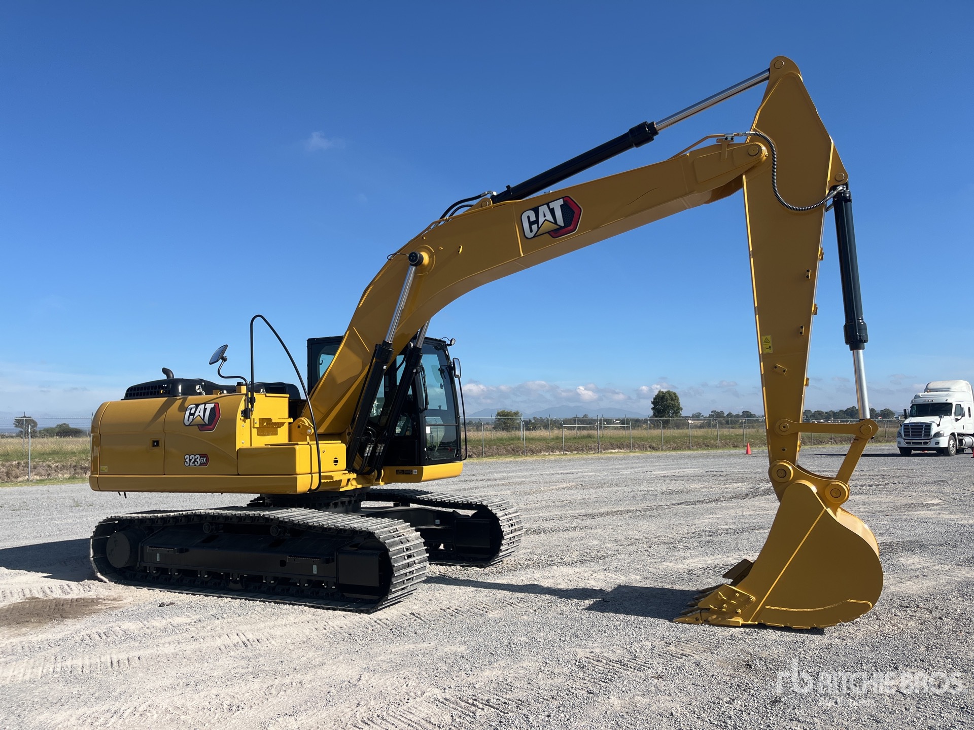 2026 Caterpillar 323GX