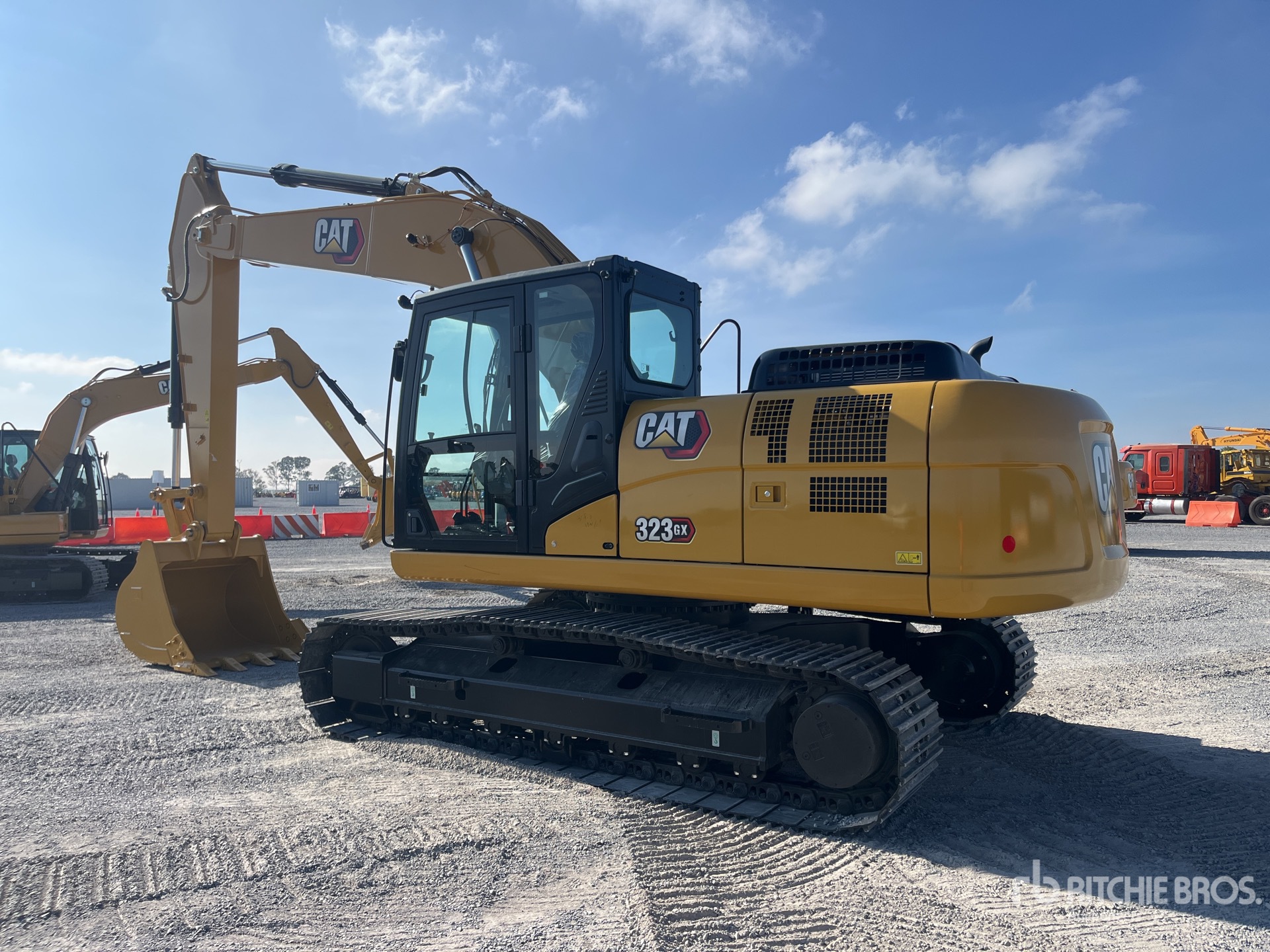 2026 Caterpillar 323GX