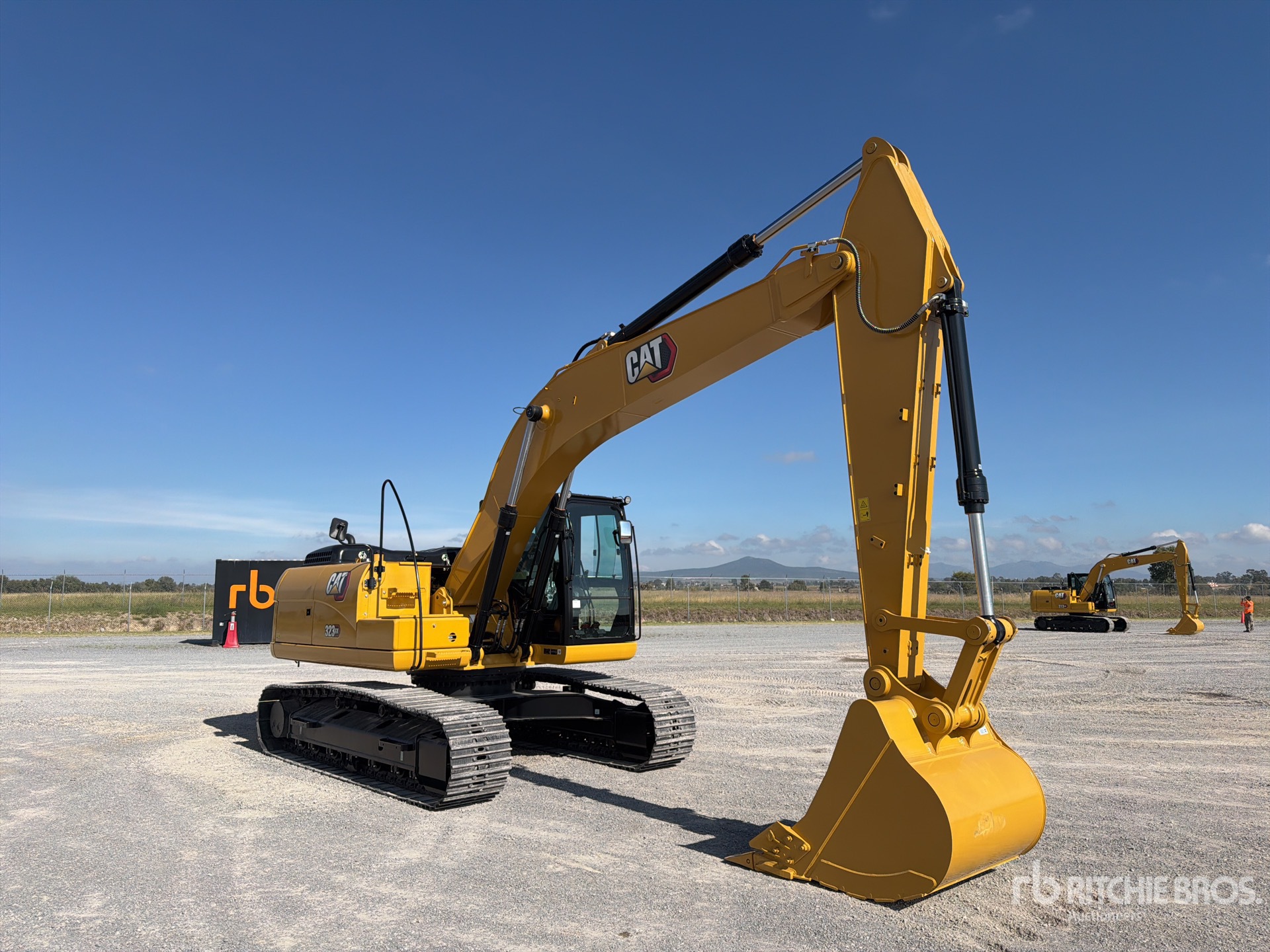 2026 Caterpillar 323GX