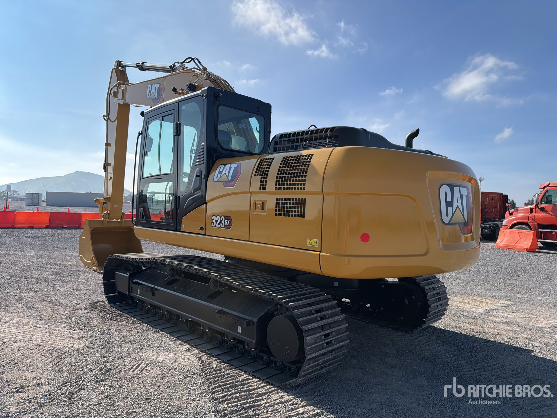 2026 Caterpillar 323GX