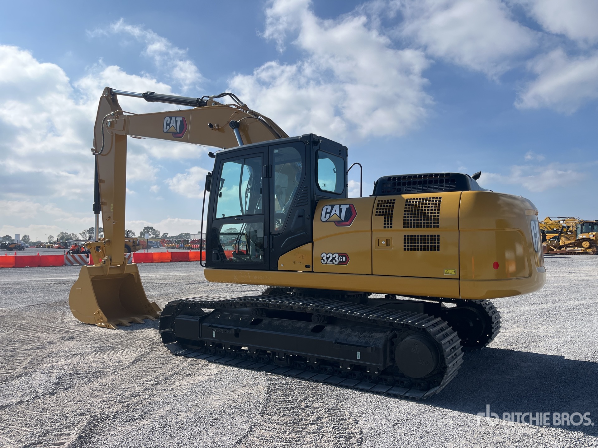 2026 Caterpillar 323GX