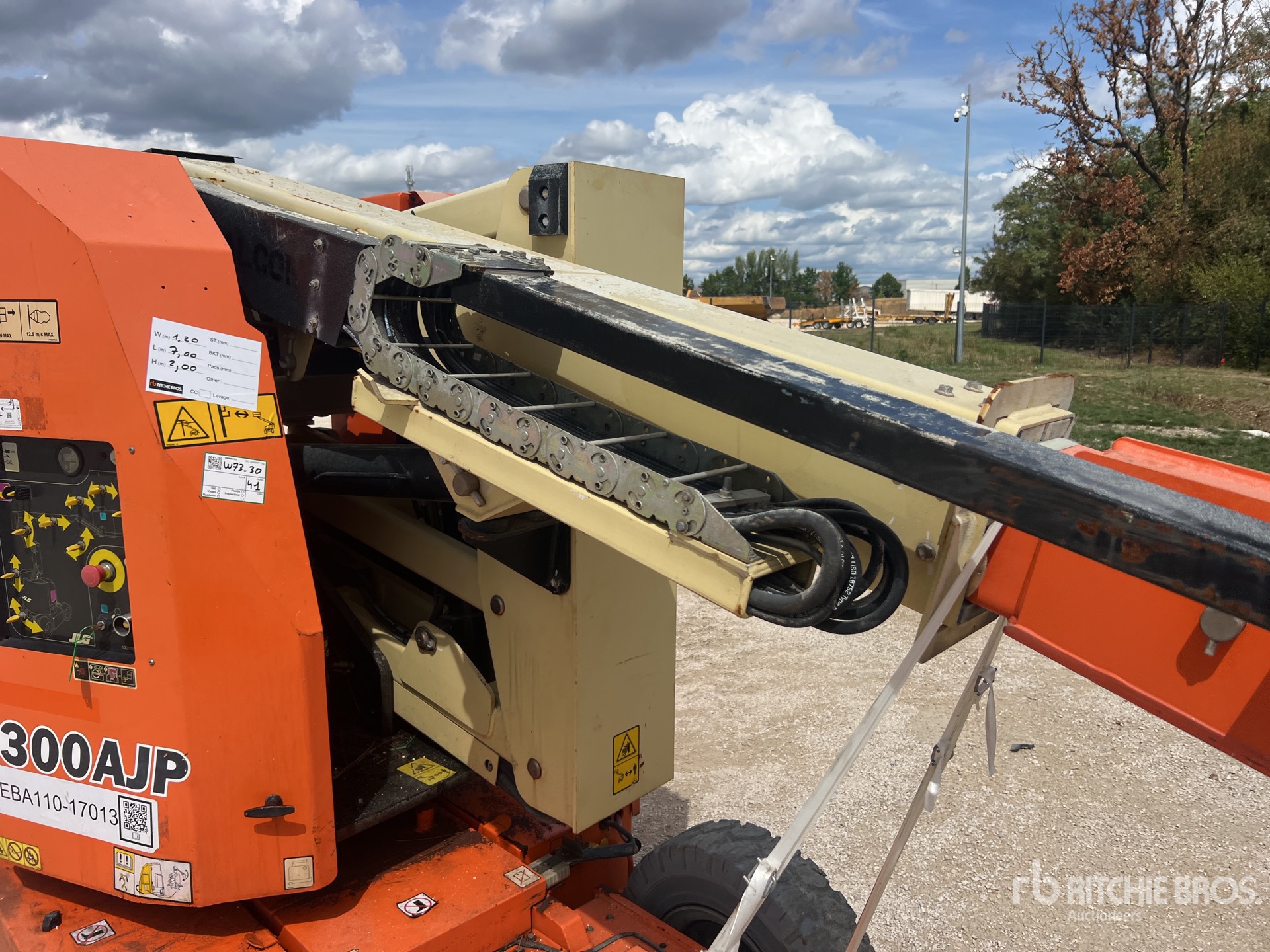 2017 JLG E300 AJP