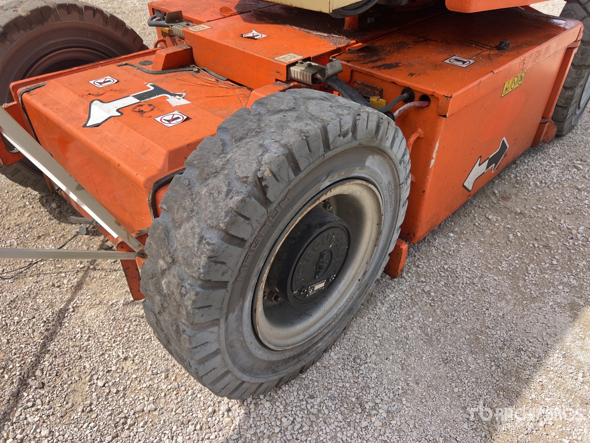 2017 JLG E300 AJP