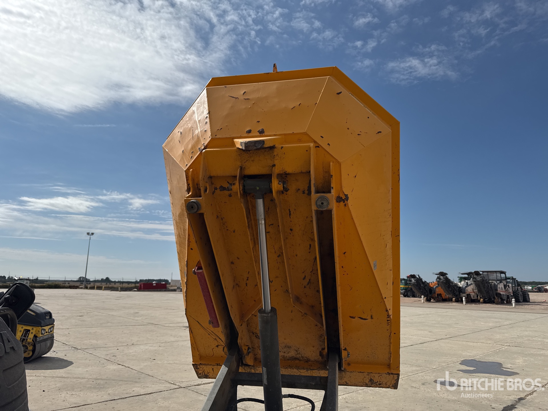 2017 Ausa D250AHG