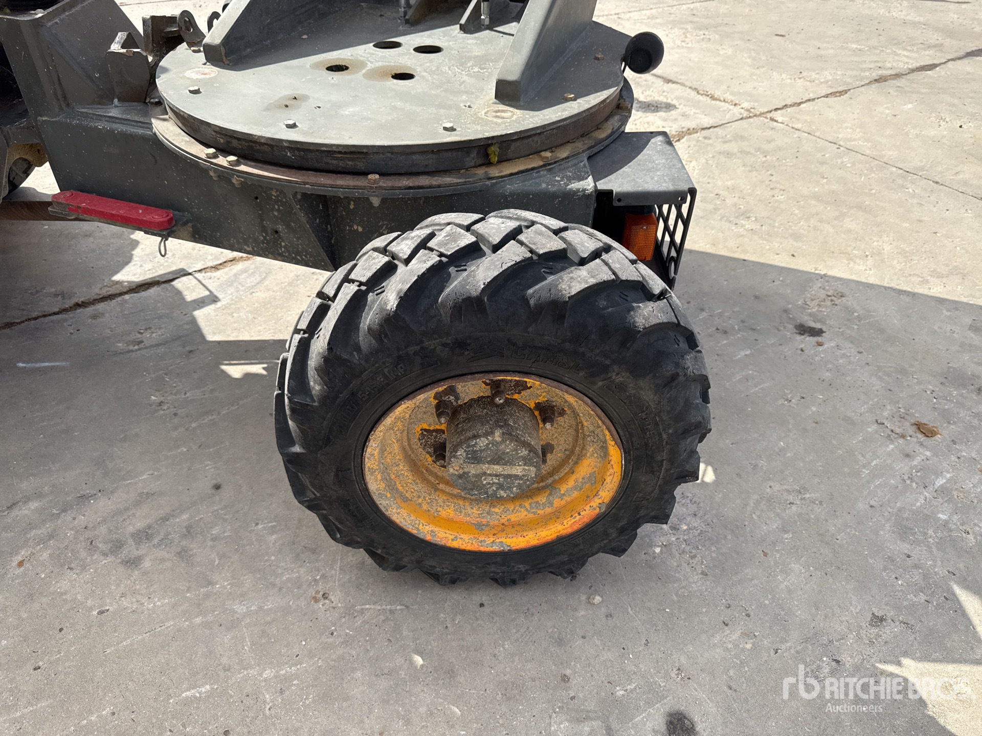 2017 Ausa D250AHG