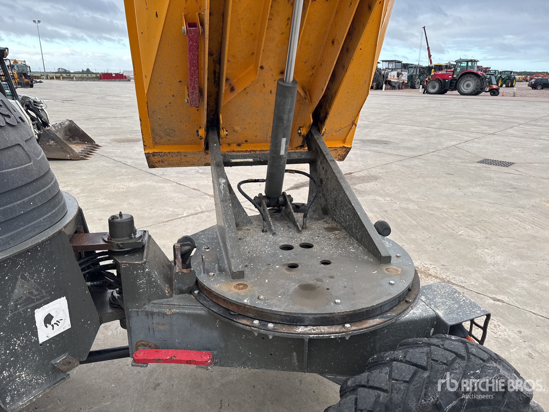 2017 Ausa D250AHG