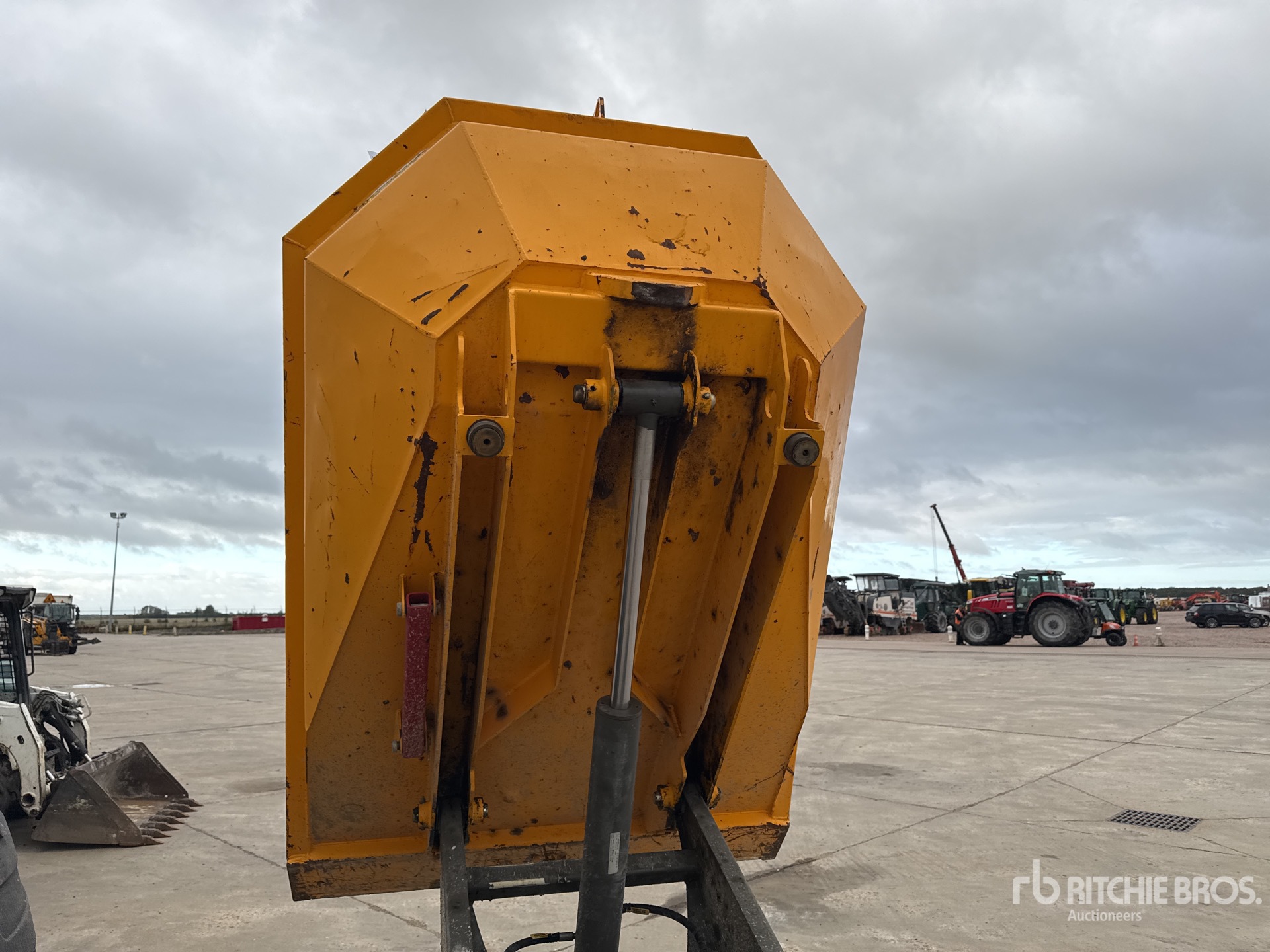 2017 Ausa D250AHG