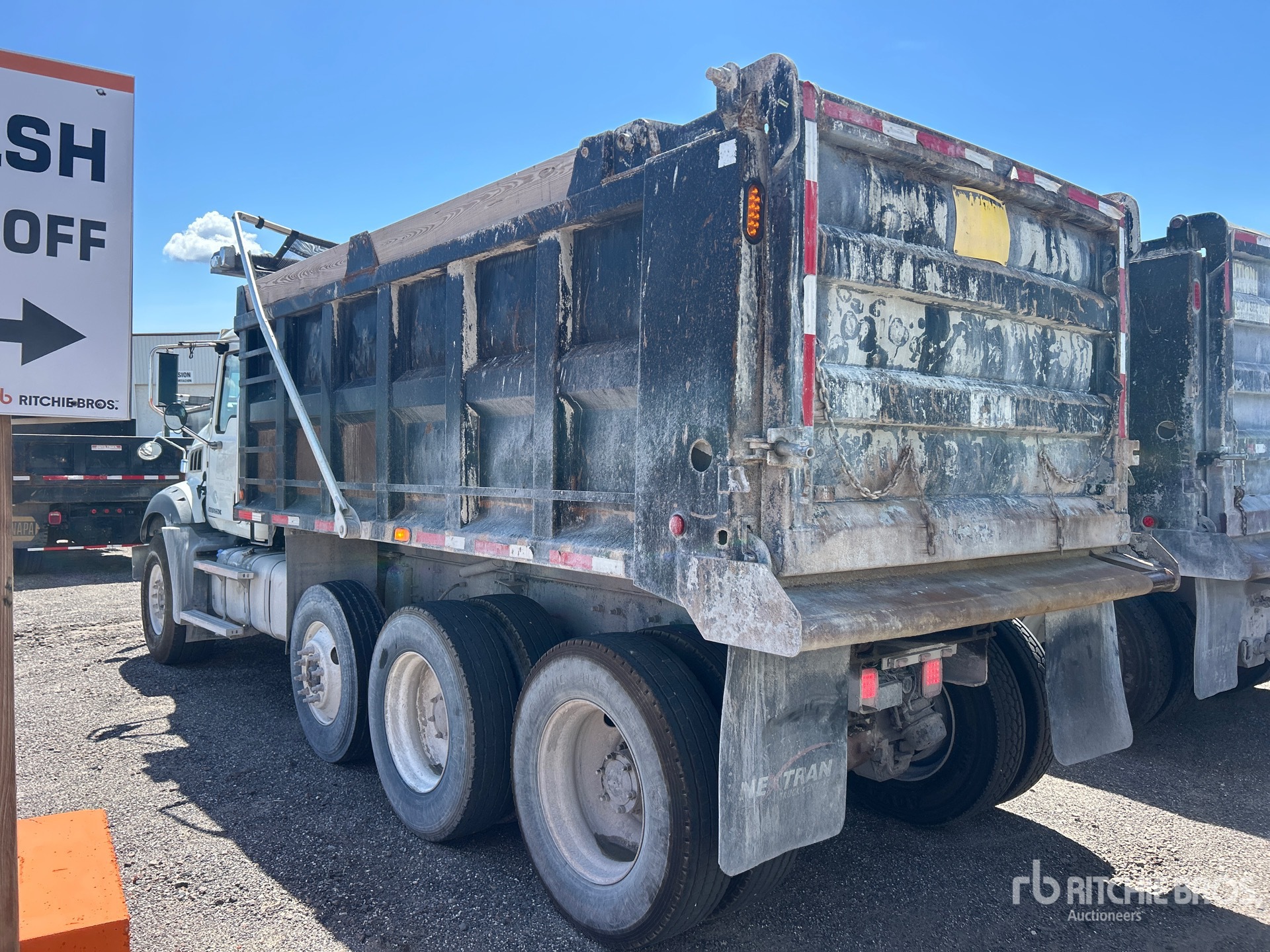 2016 Mack GU813