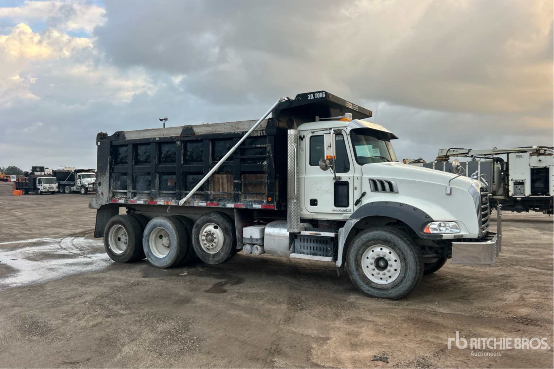 2016 Mack GU813