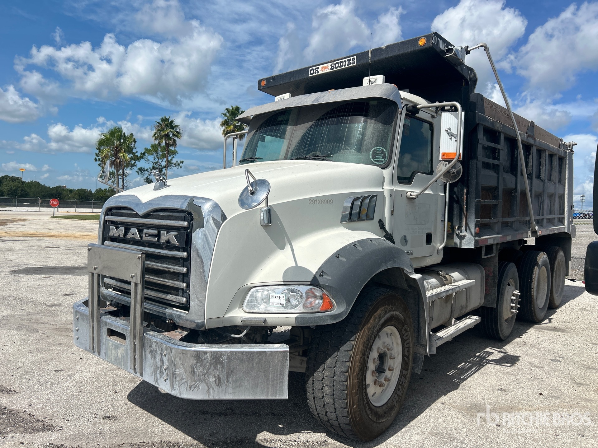 2016 Mack GU813
