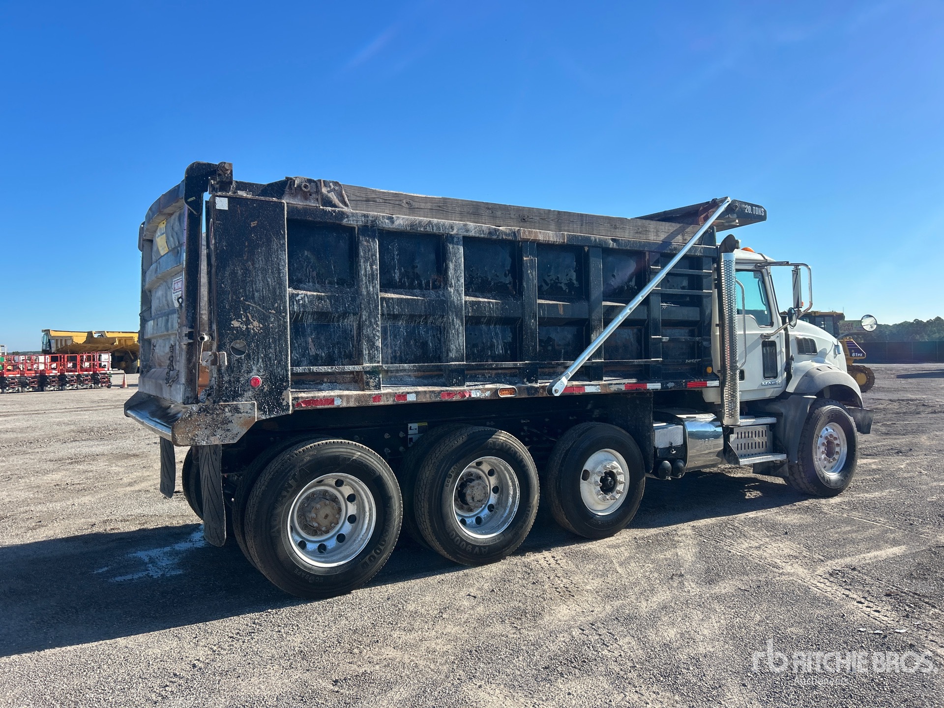 2016 Mack GU813