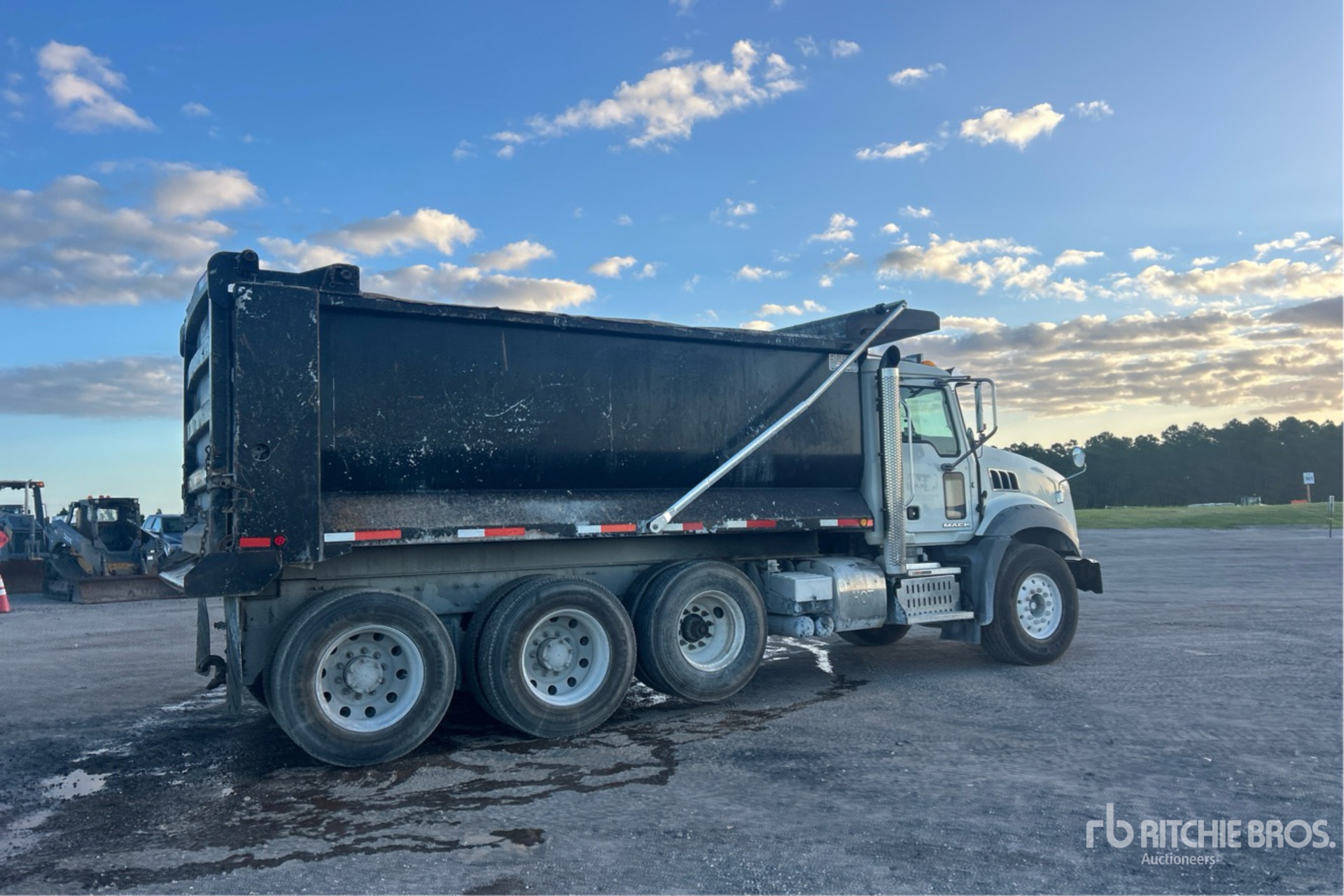 2017 Mack GU813