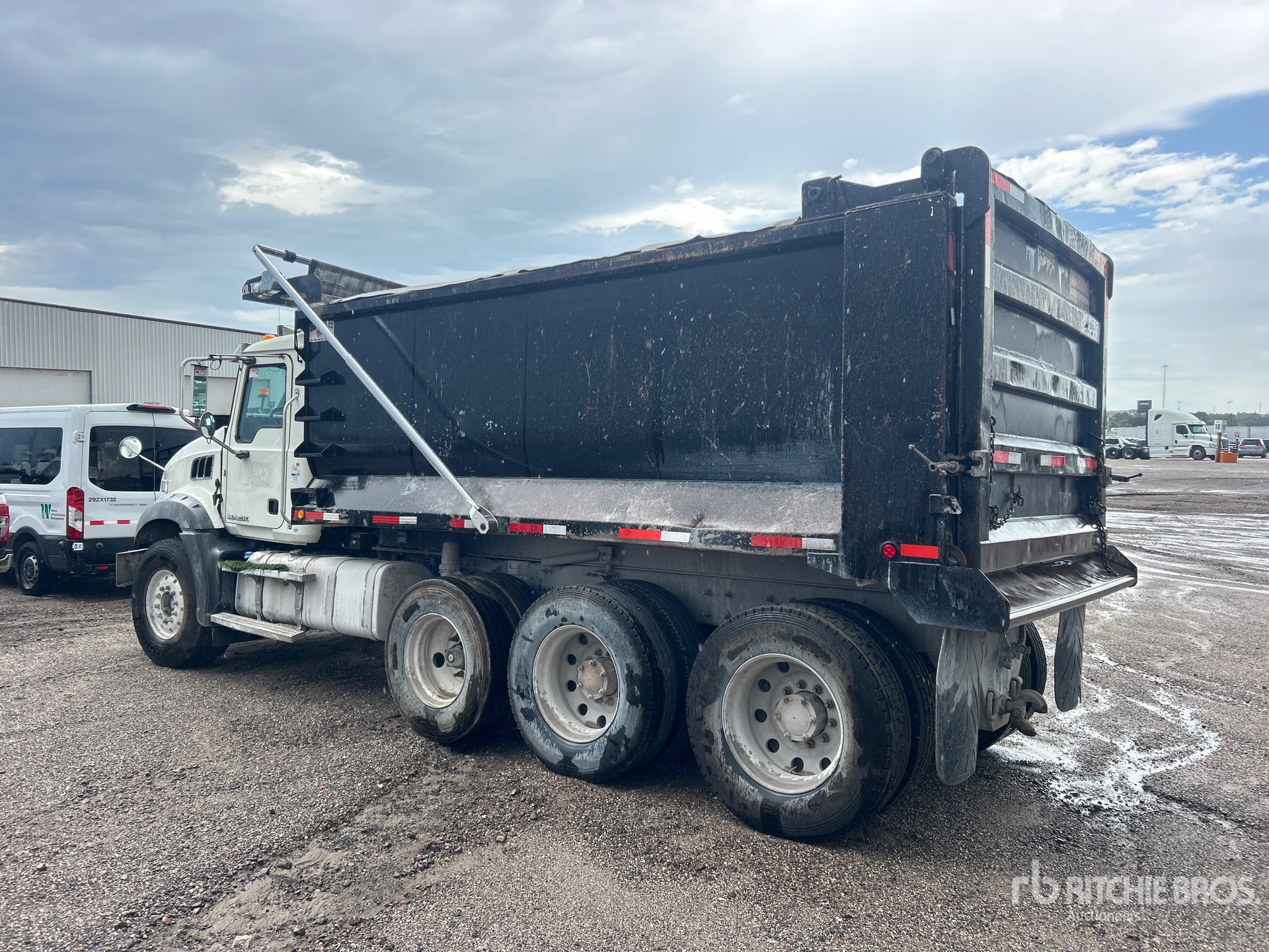 2017 Mack GU813