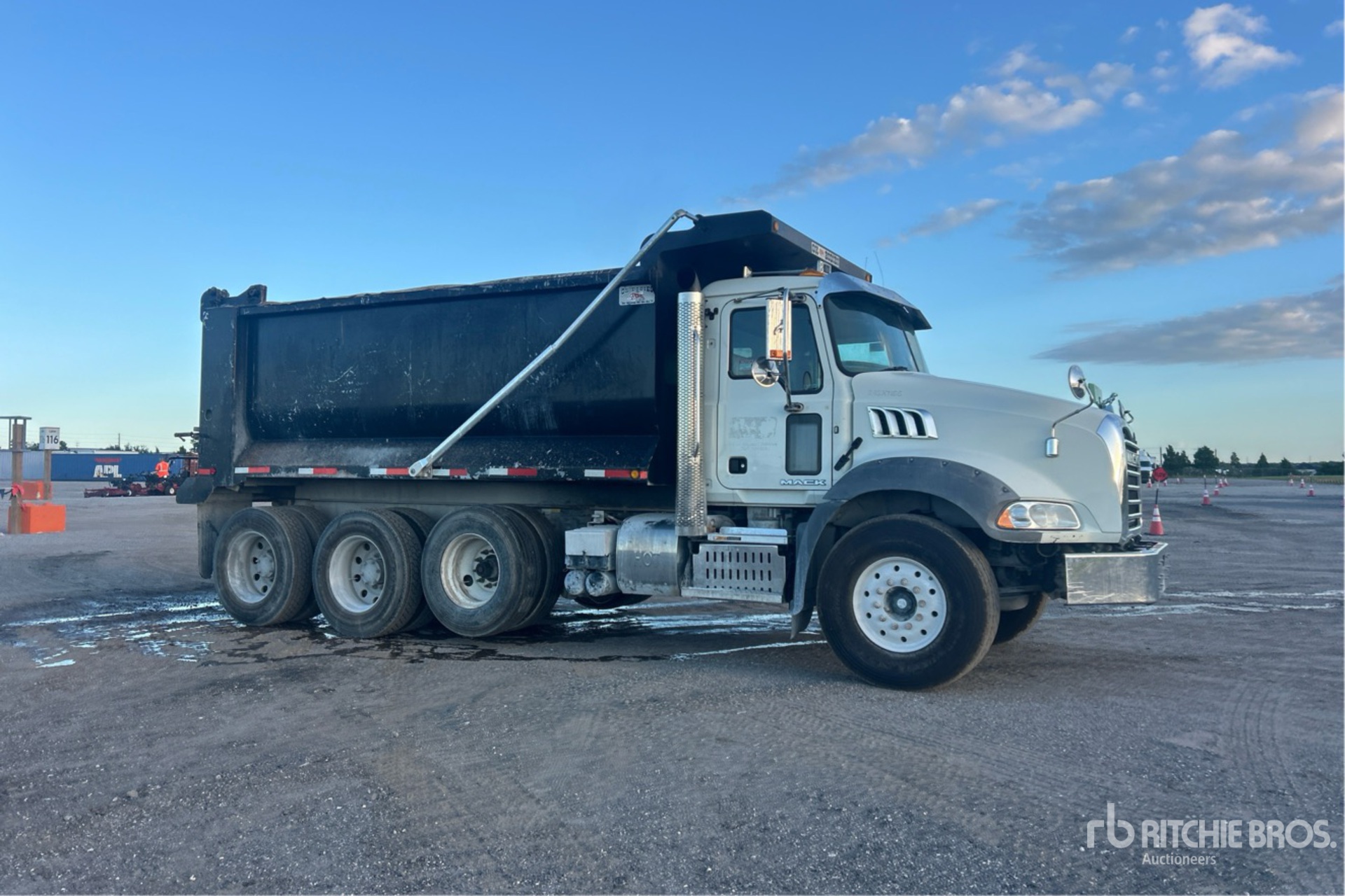 2017 Mack GU813