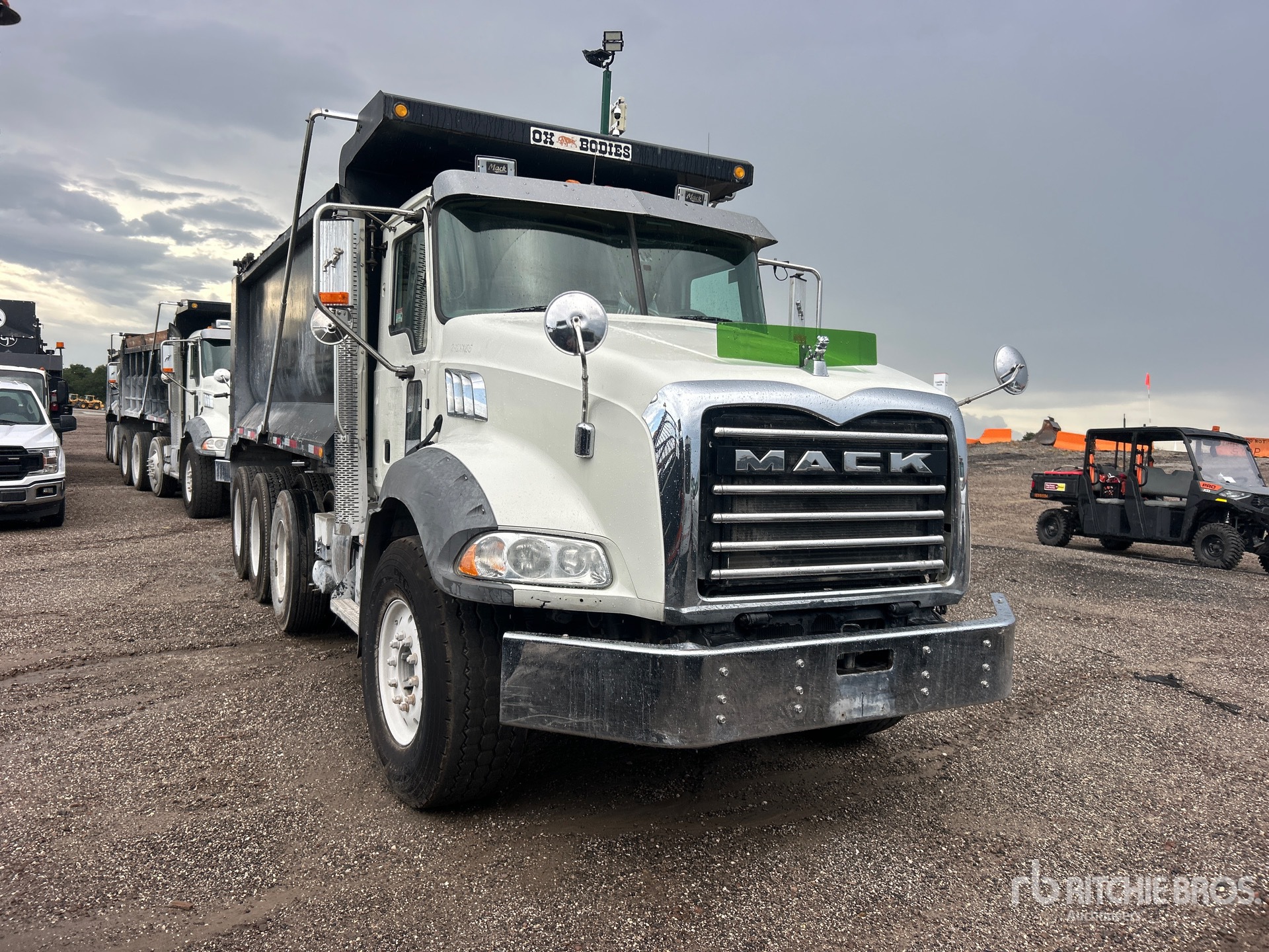 2017 Mack GU813