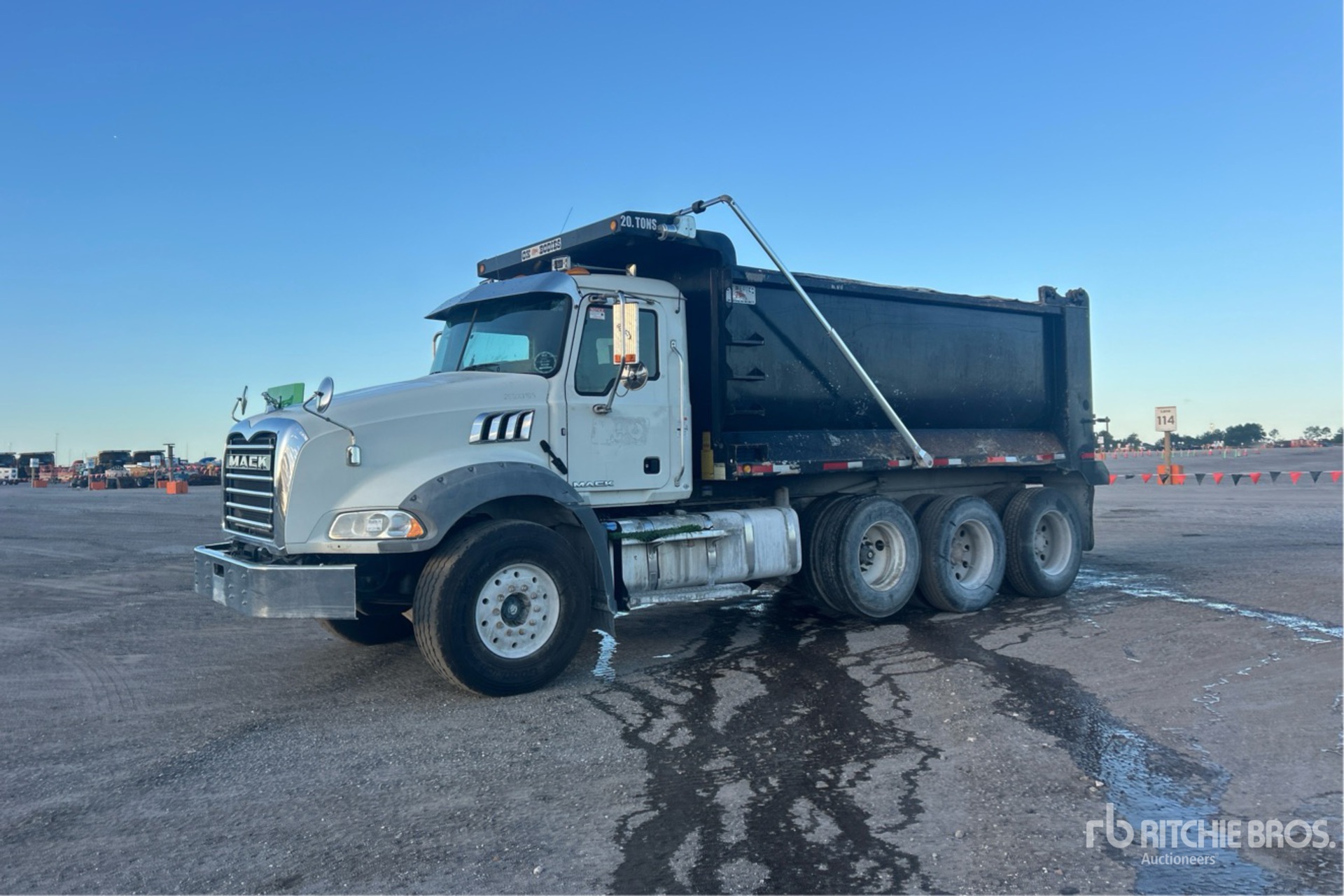 2017 Mack GU813