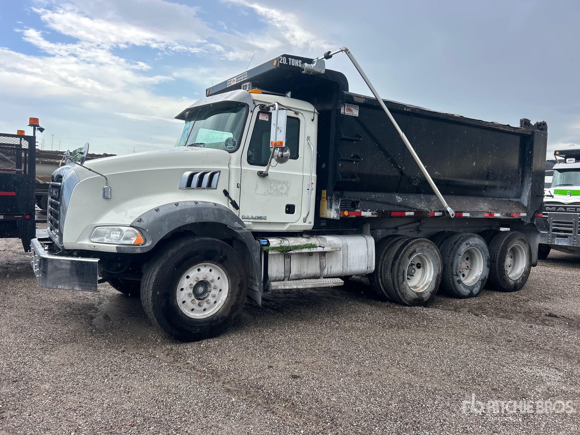 2017 Mack GU813