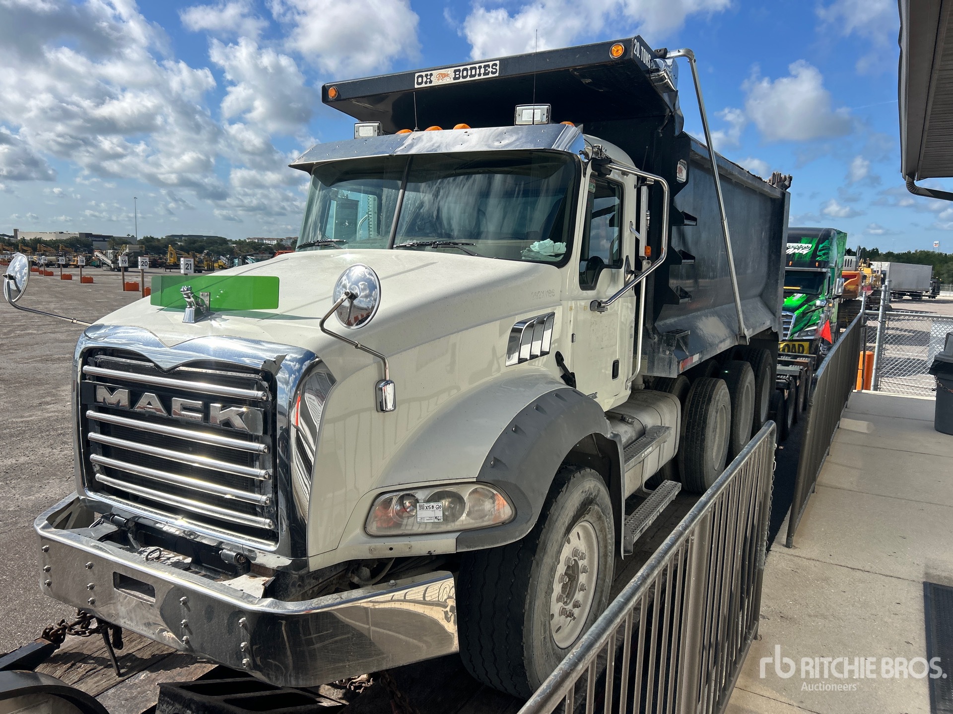 2017 Mack GU813