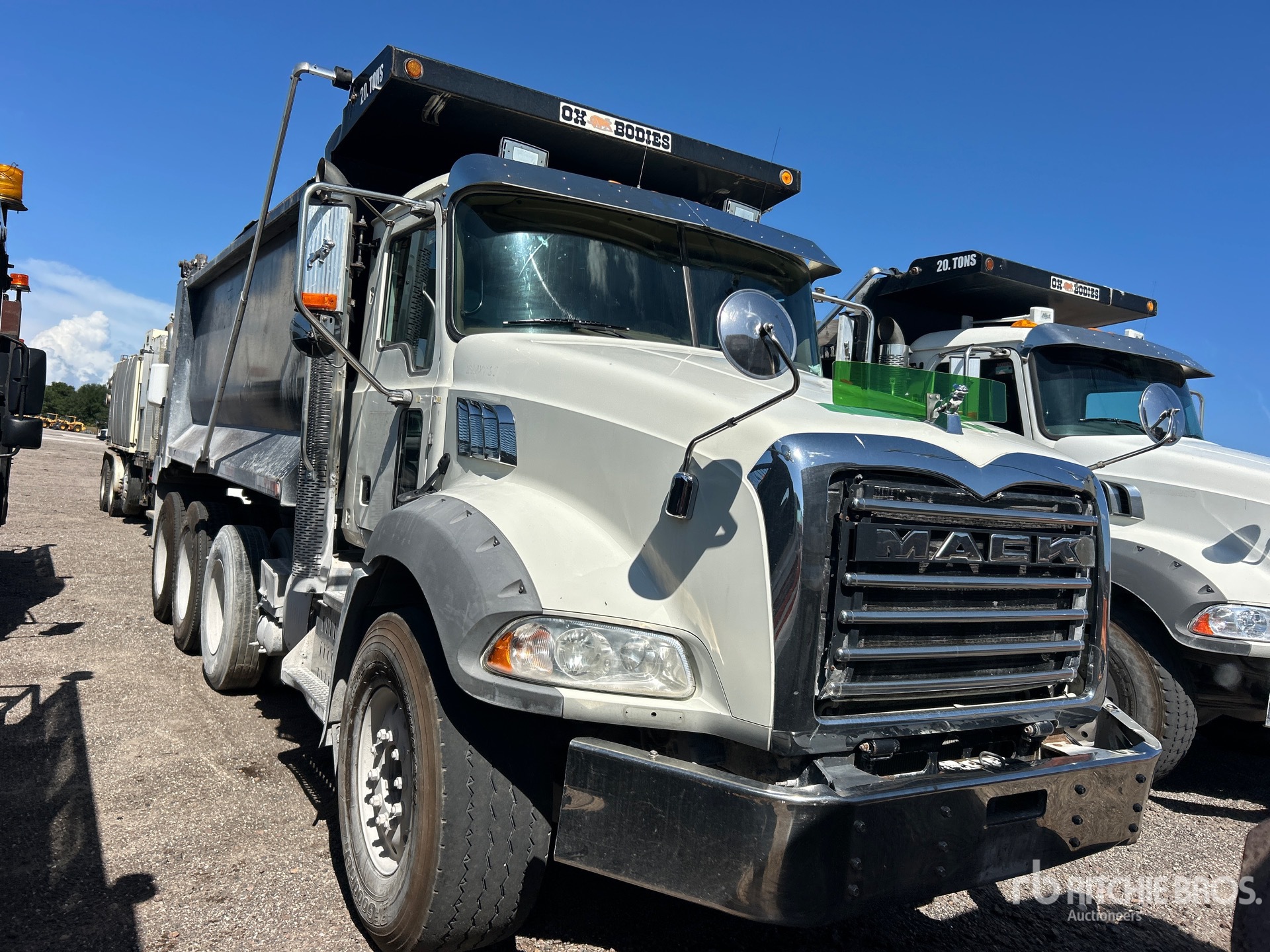 2017 Mack GU813
