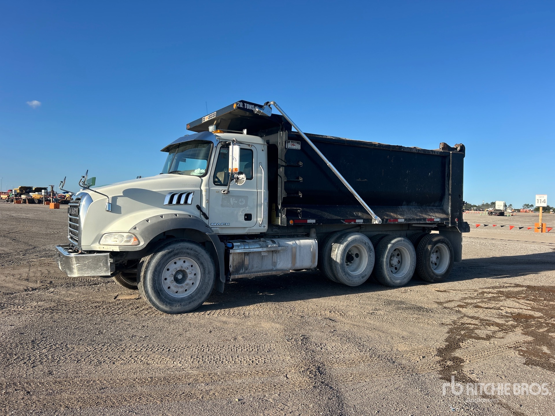 2017 Mack GU813