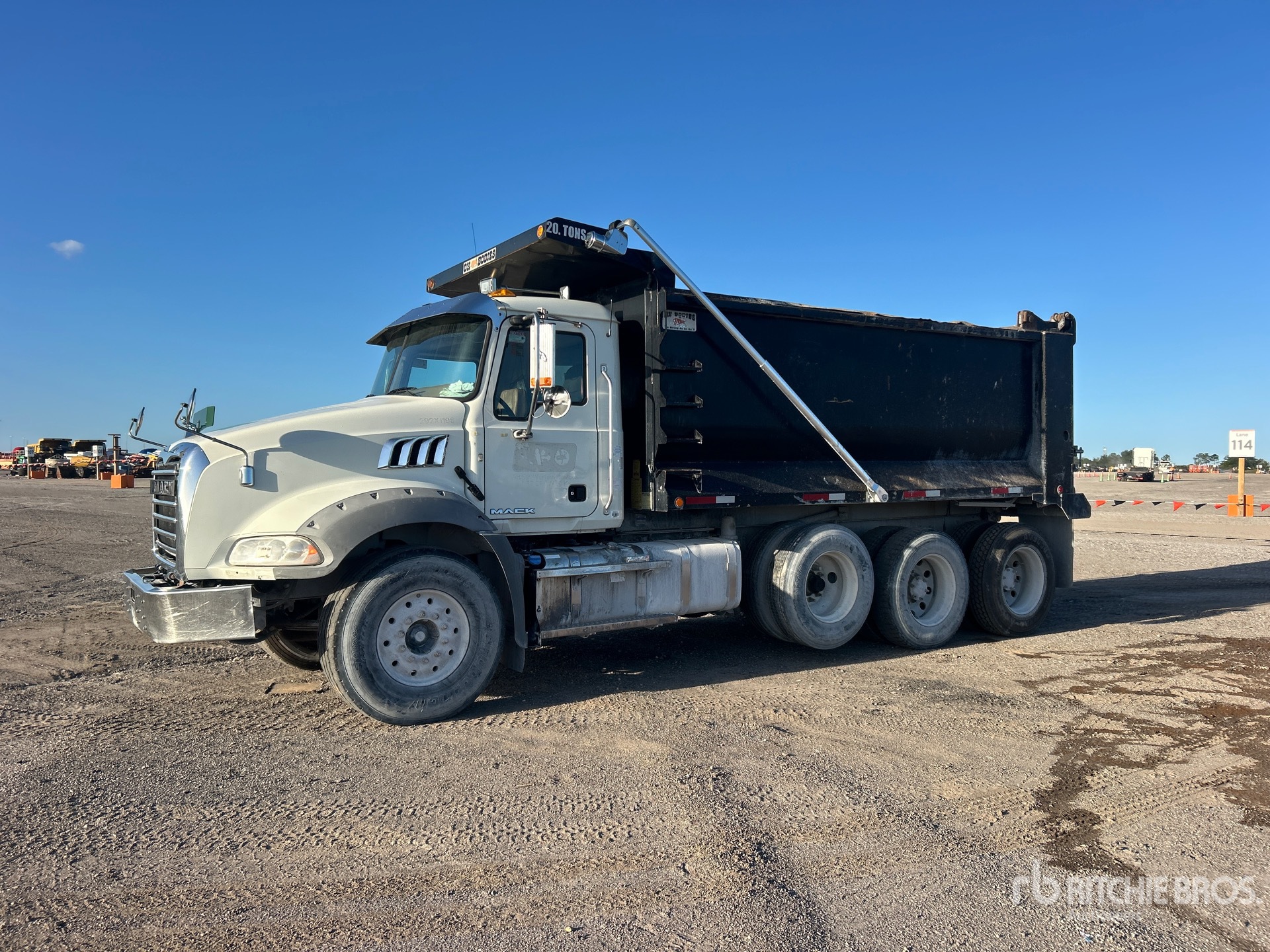 Photo of 2017 Mack GU813