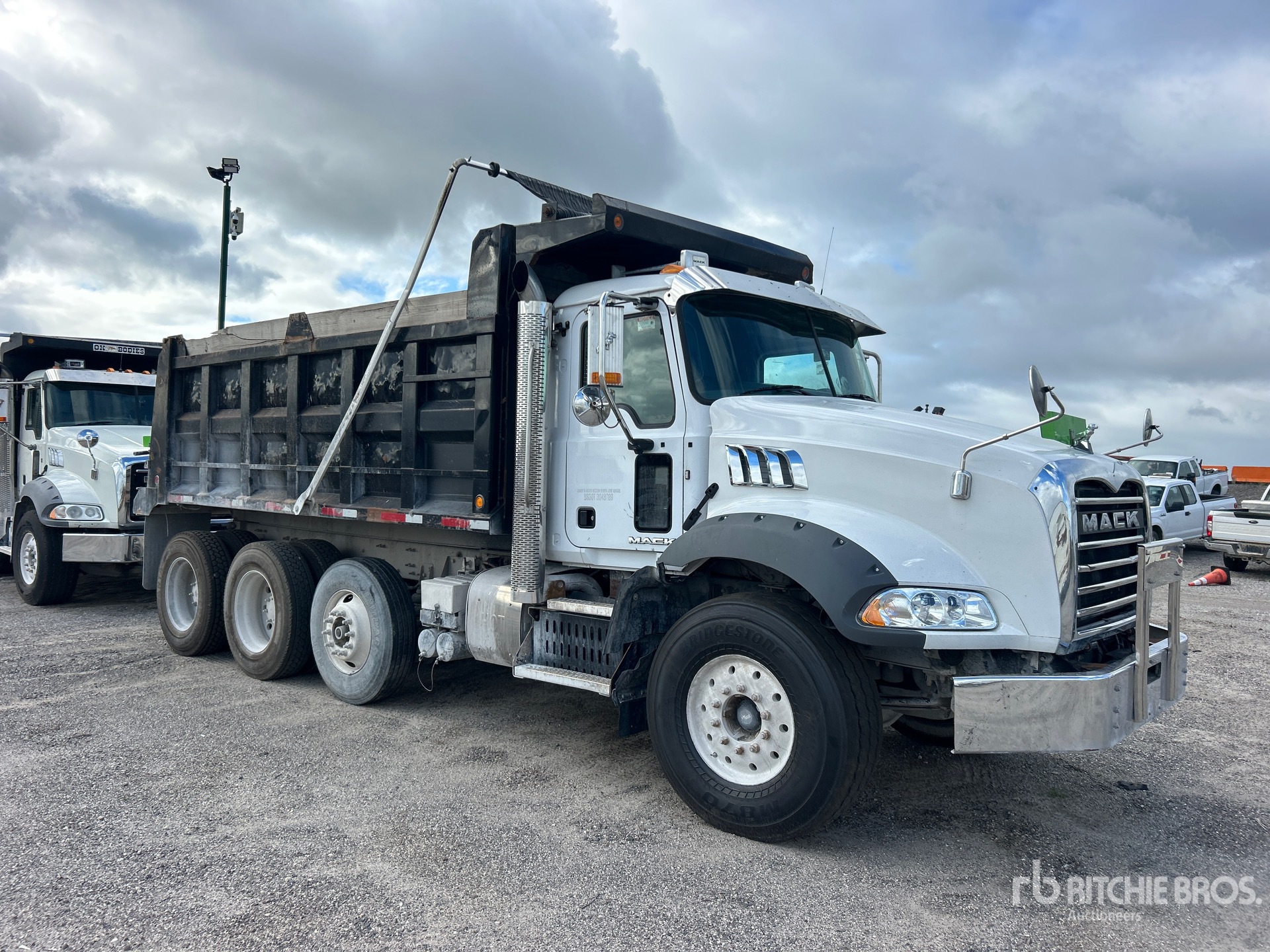 2017 Mack GU813