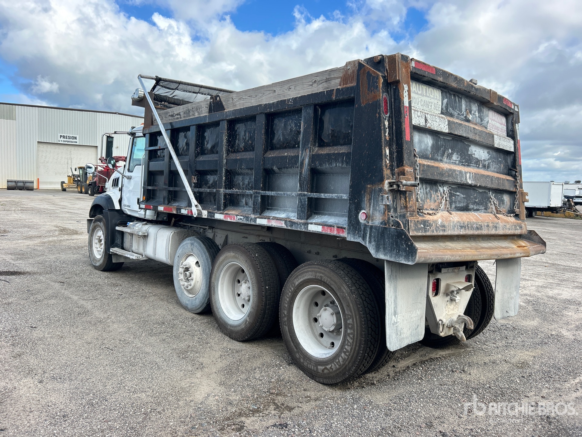 2017 Mack GU813