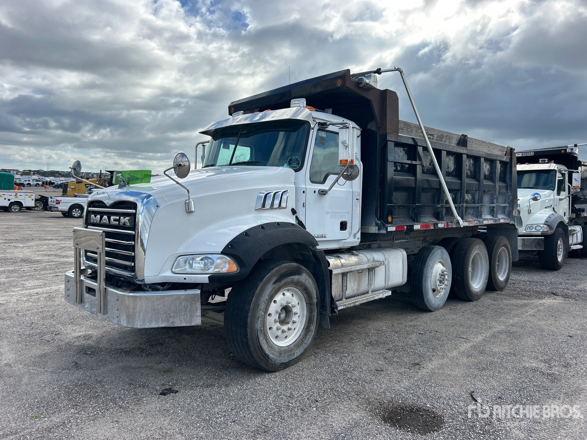 2017 Mack GU813