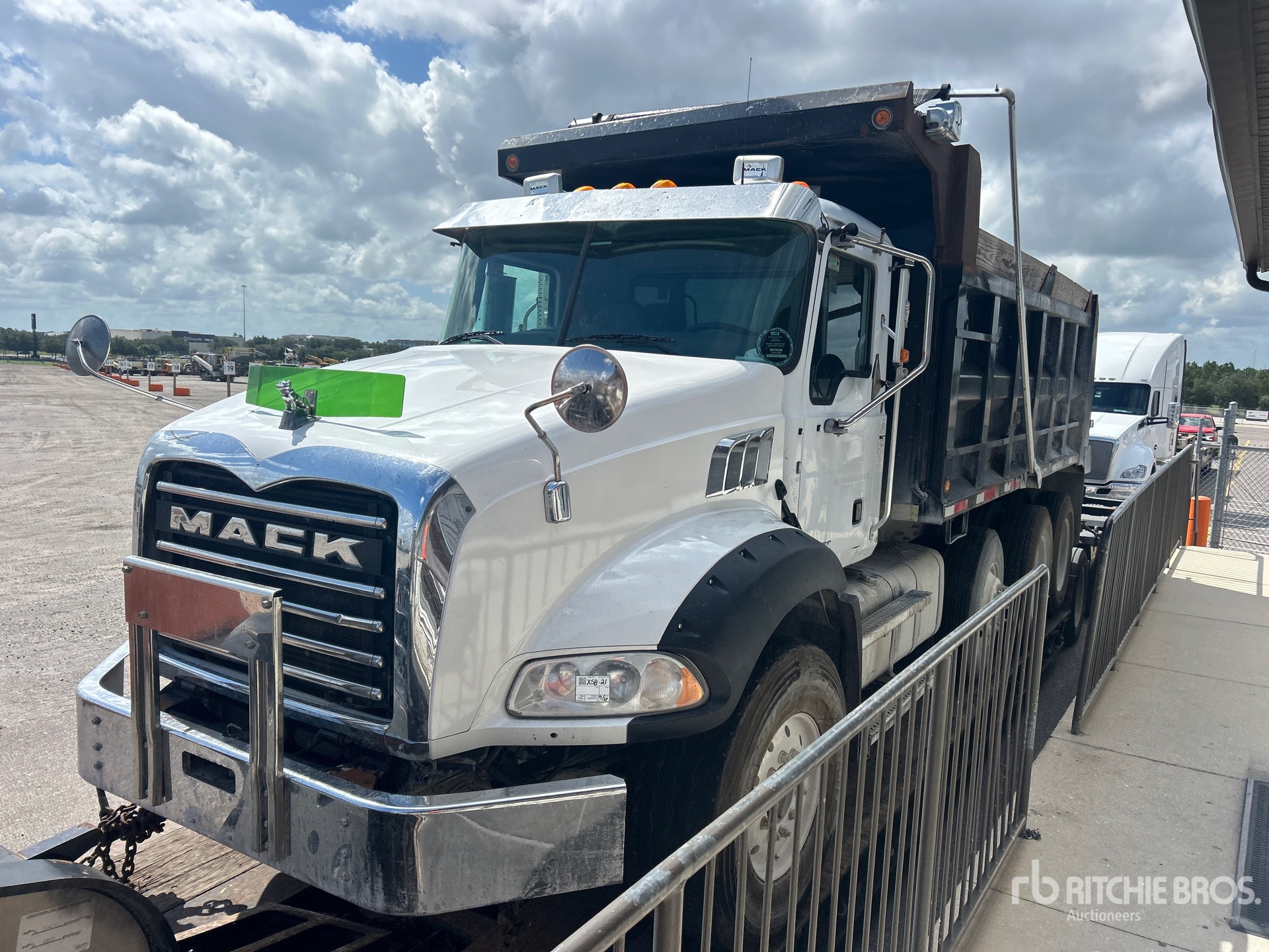 2017 Mack GU813