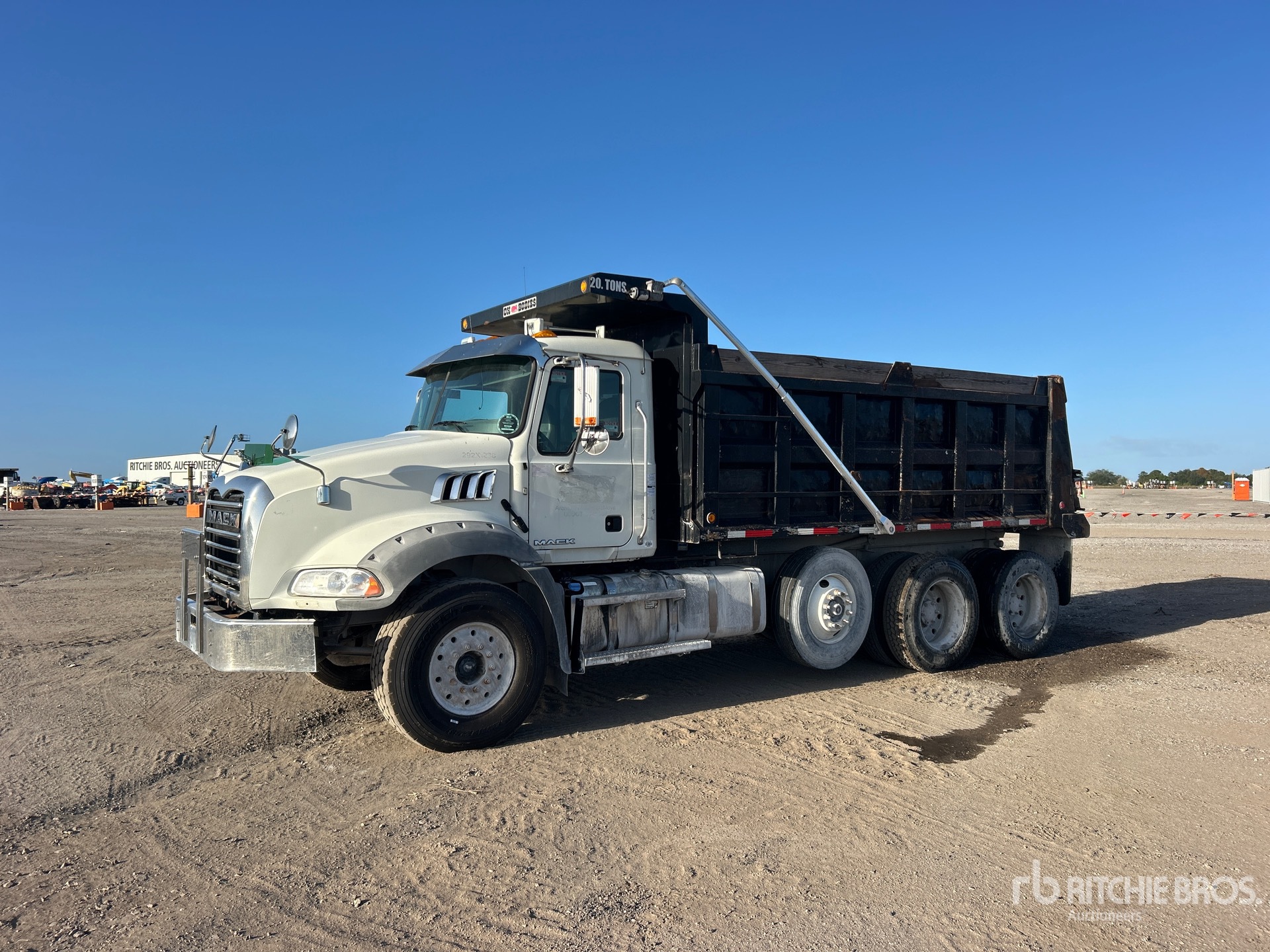 2017 Mack GU813