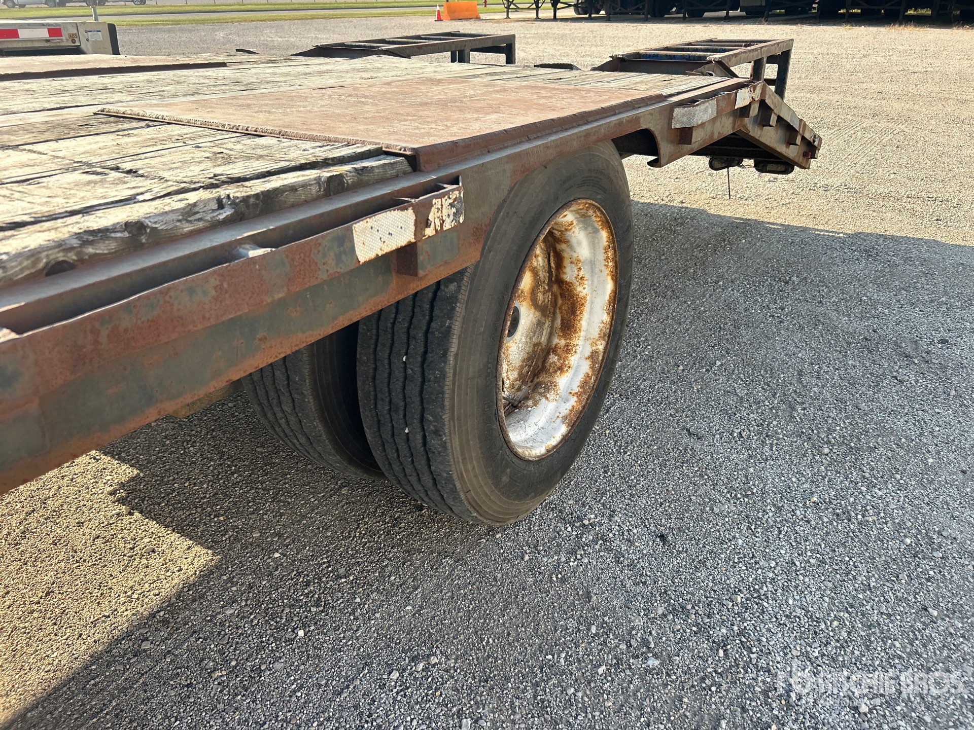 2003 BWS 53 ft T/A Spread Axle