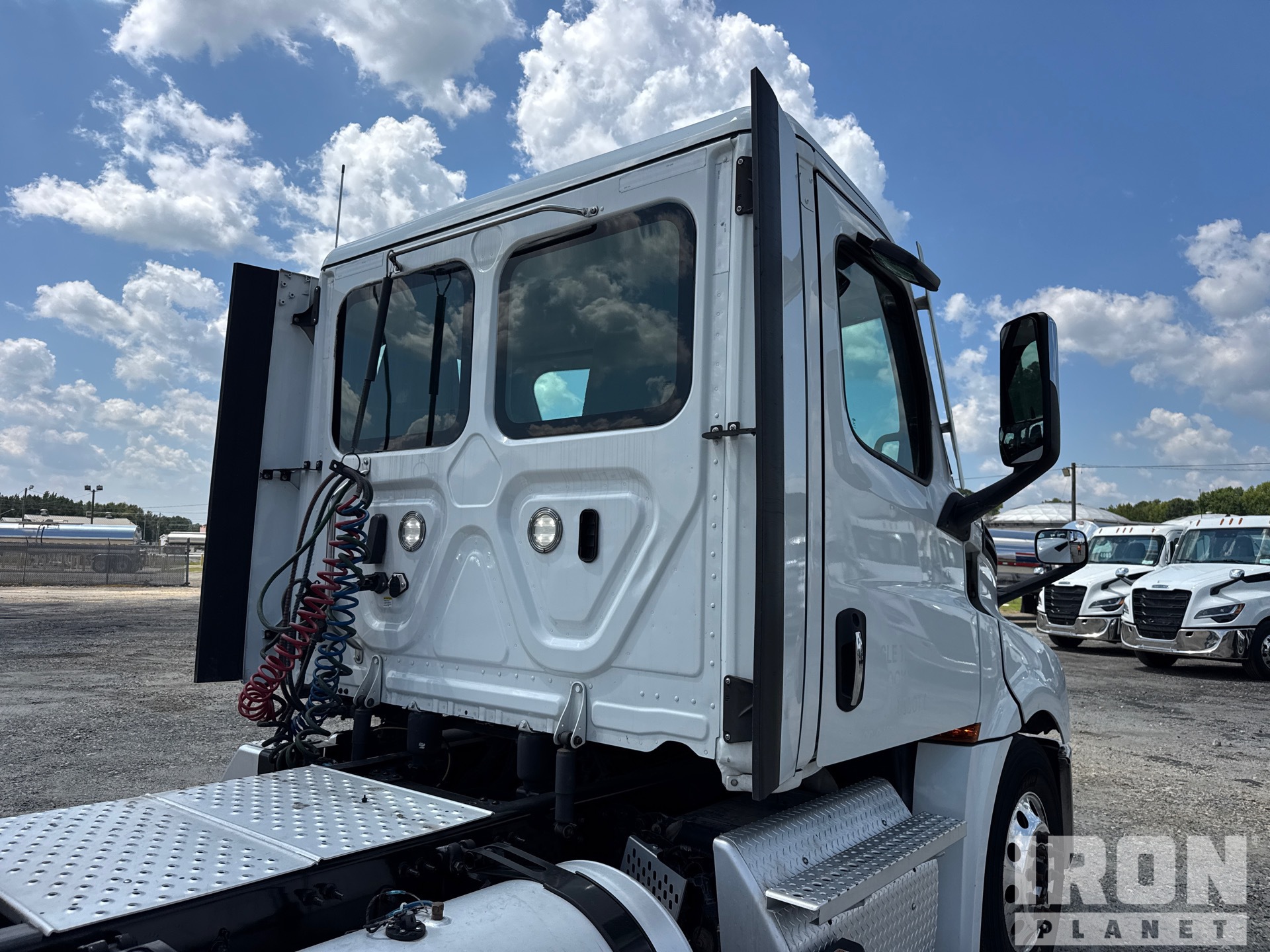 2023 Freightliner CASCADIA 126