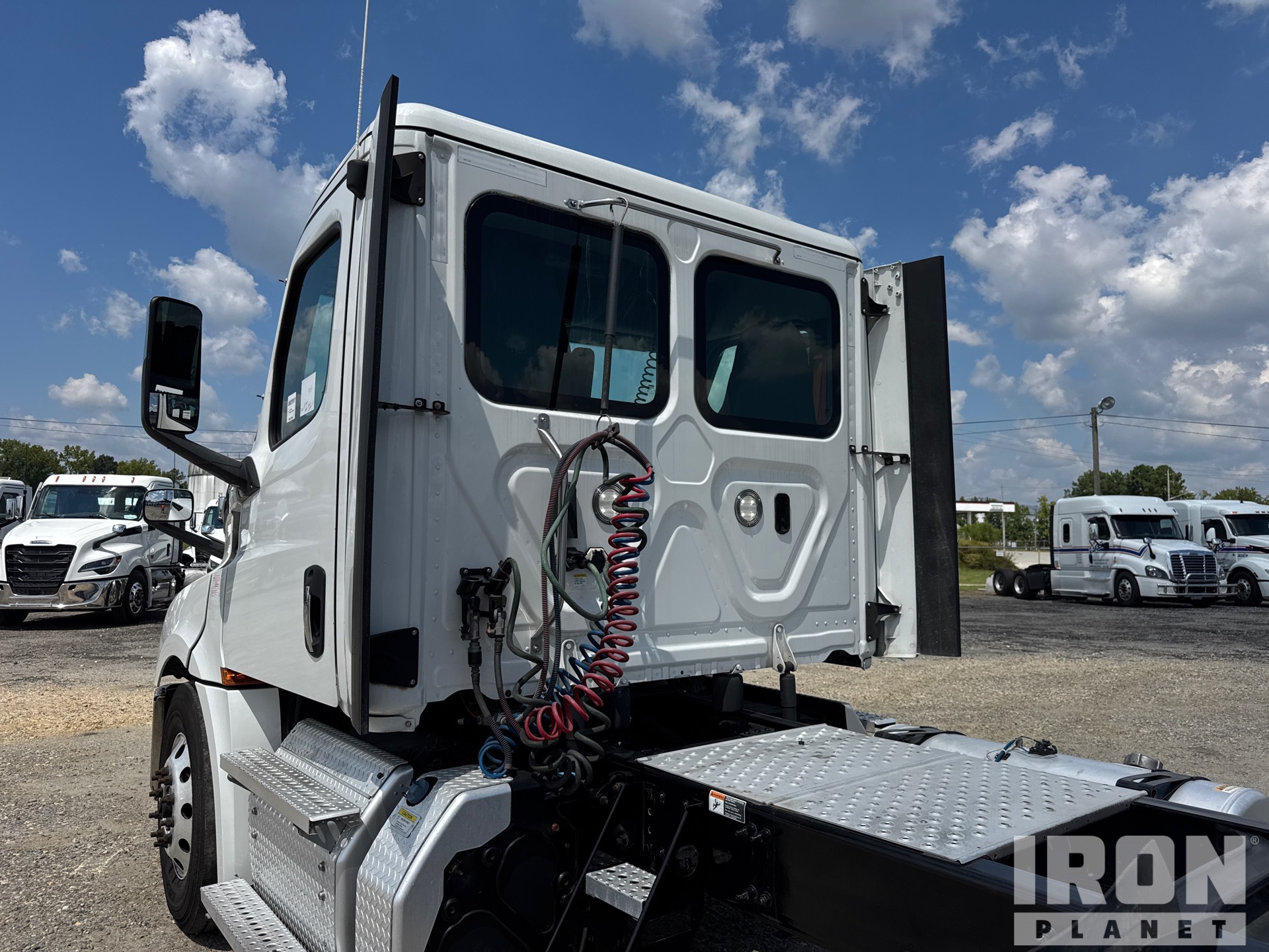 2023 Freightliner CASCADIA 126