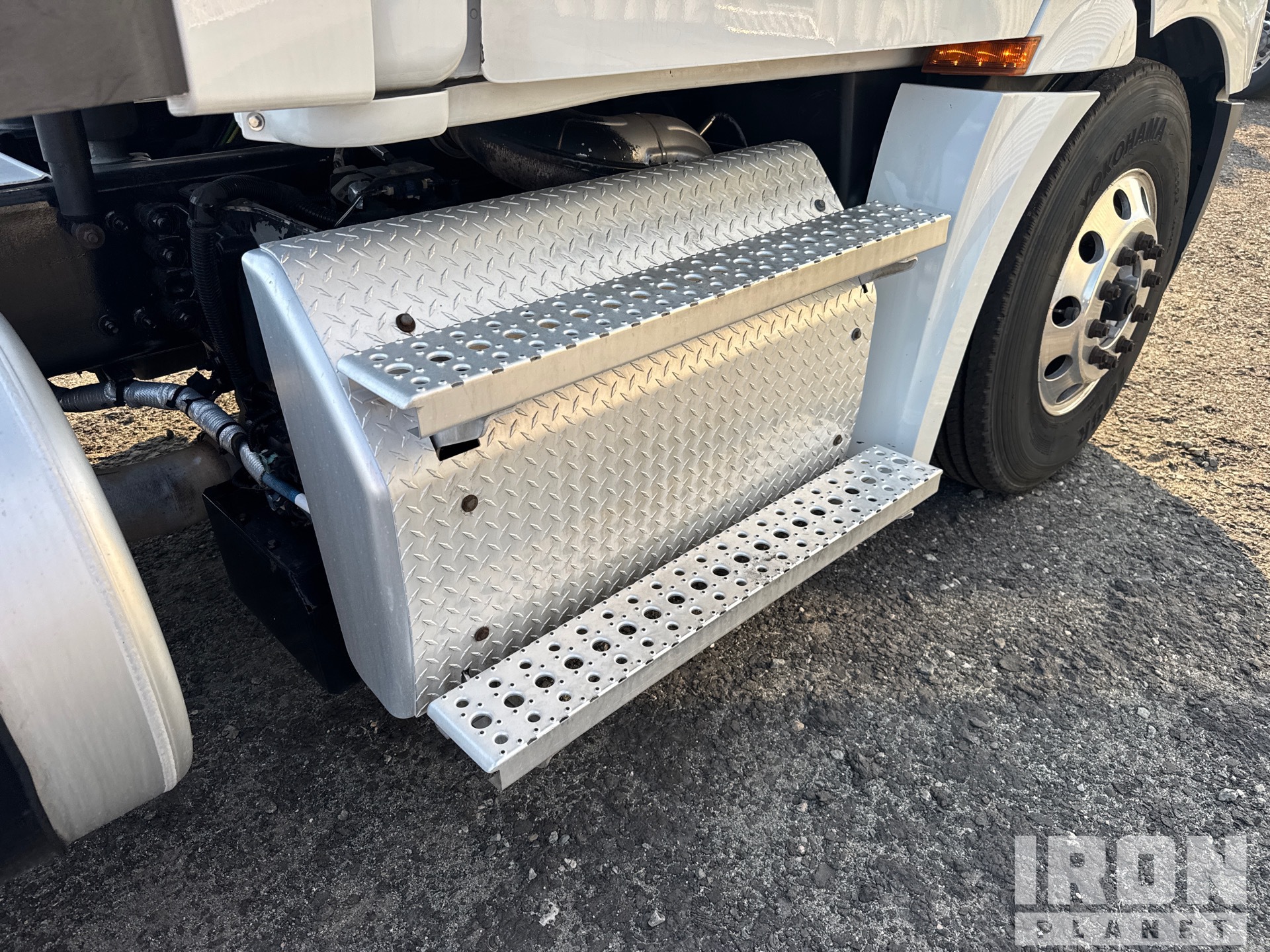 2020 Freightliner CASCADIA 126