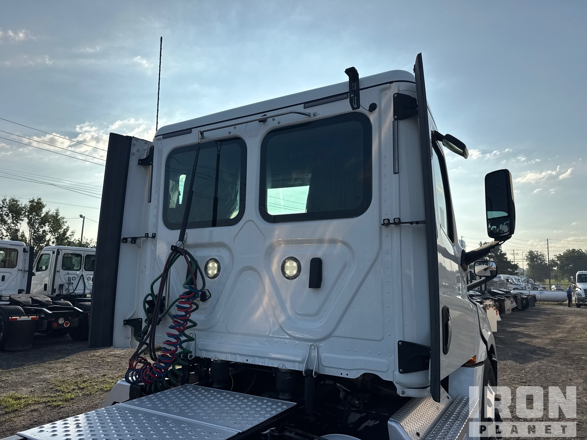 2020 Freightliner CASCADIA 126