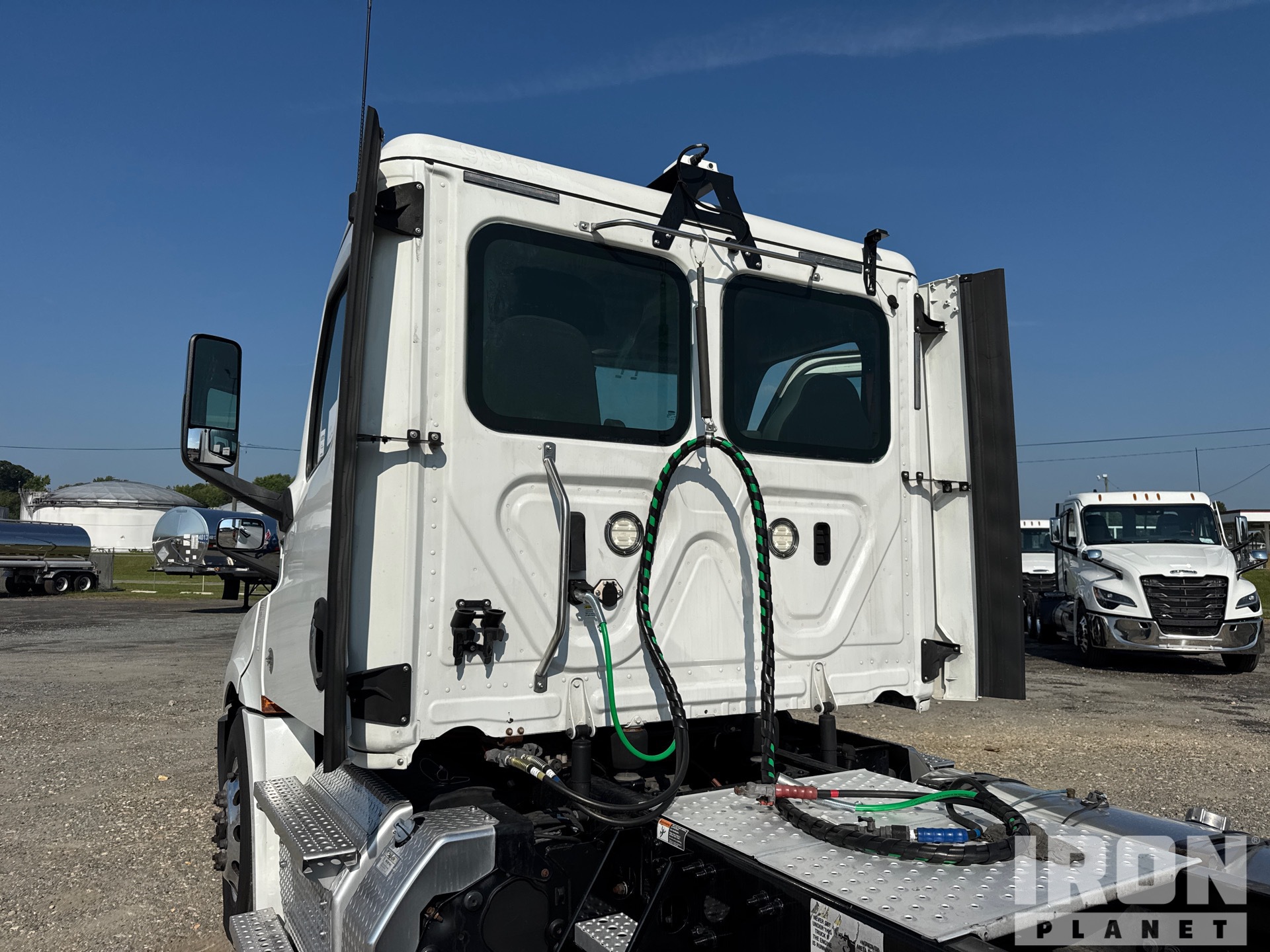 2020 Freightliner CASCADIA 126