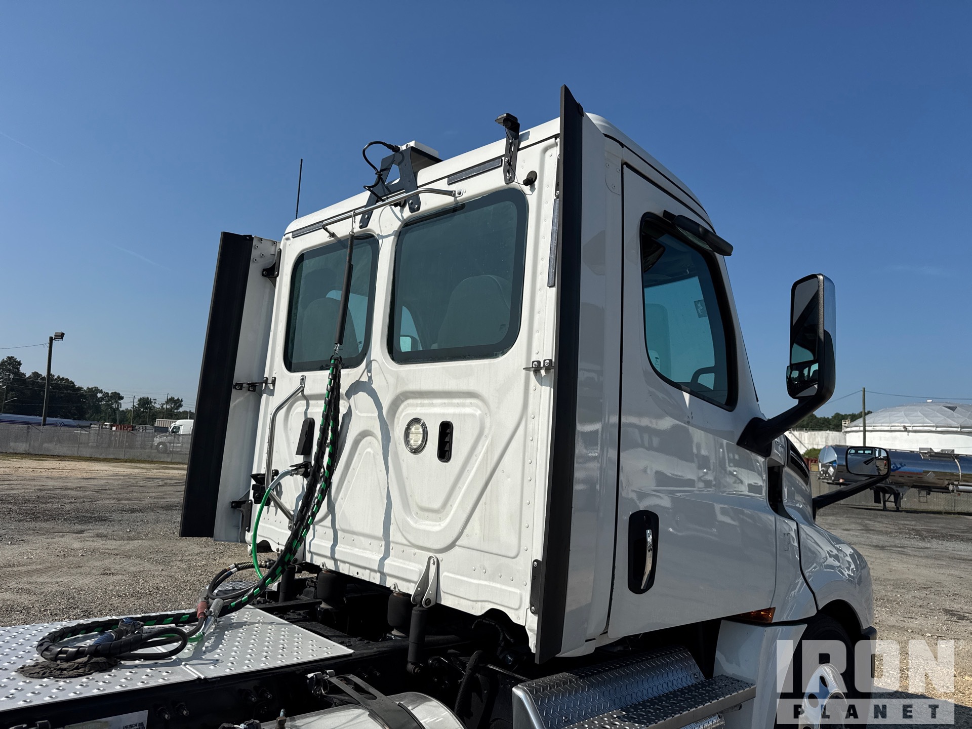 2020 Freightliner CASCADIA 126