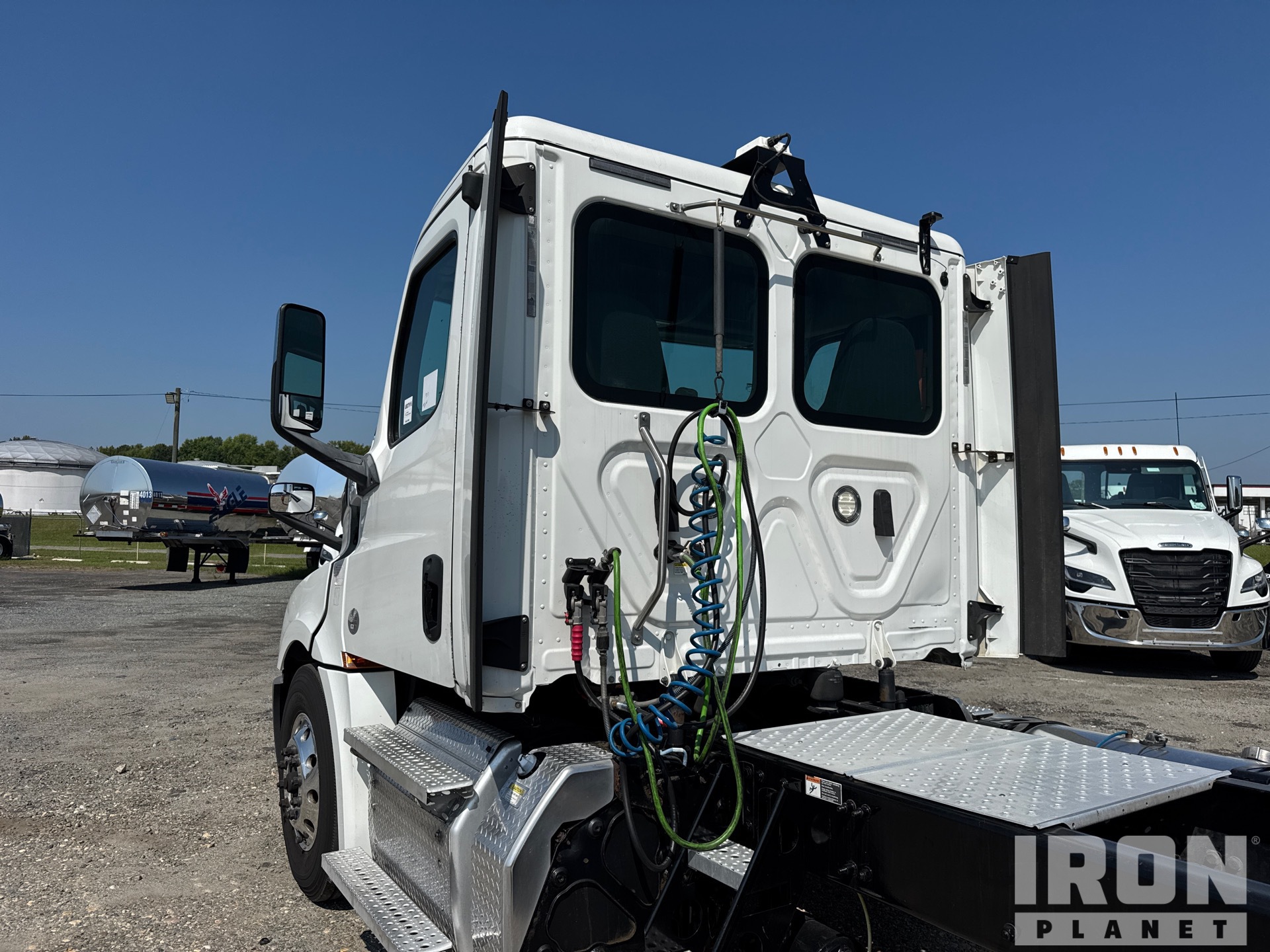 2020 Freightliner CASCADIA 126