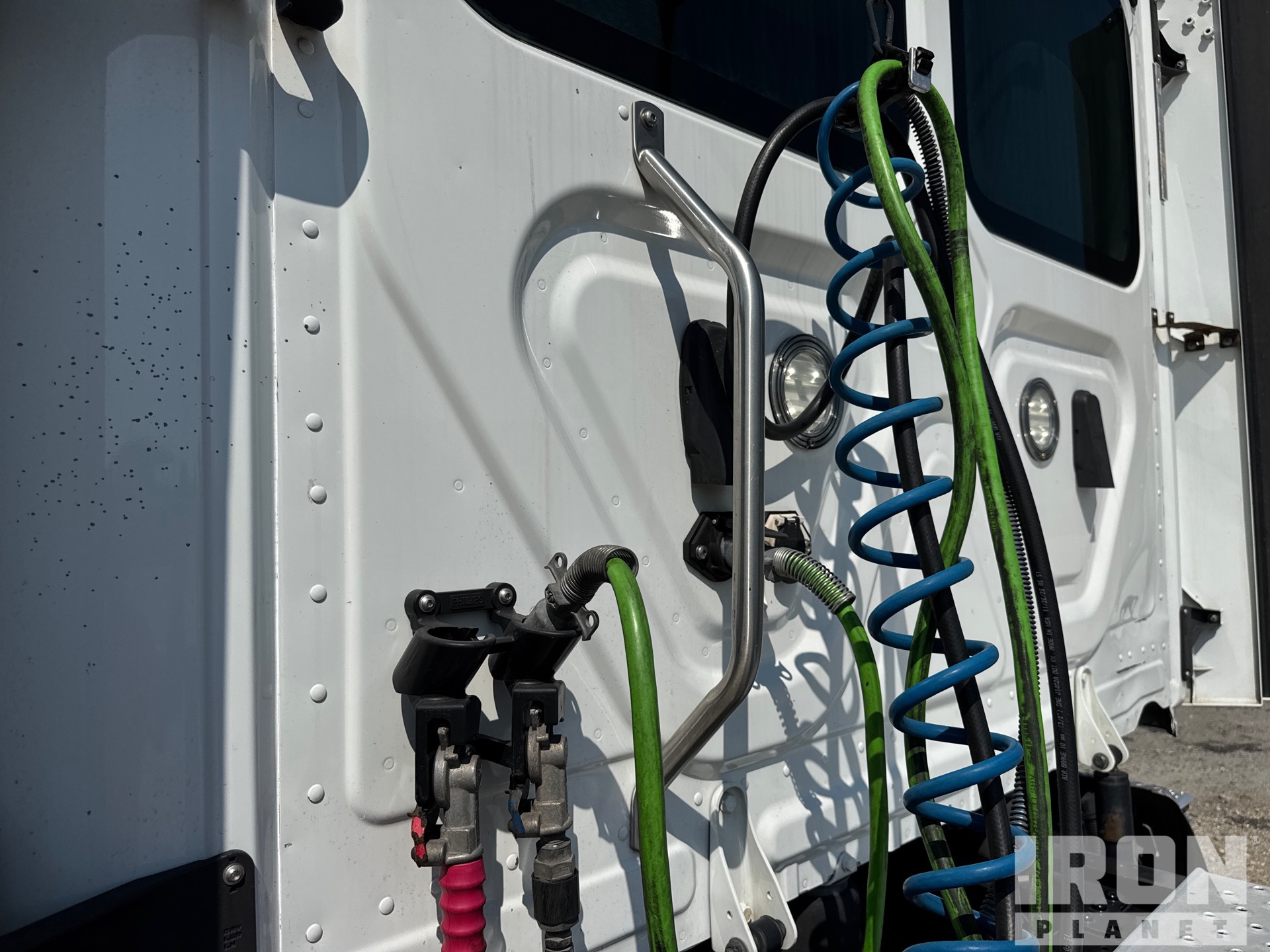 2020 Freightliner CASCADIA 126